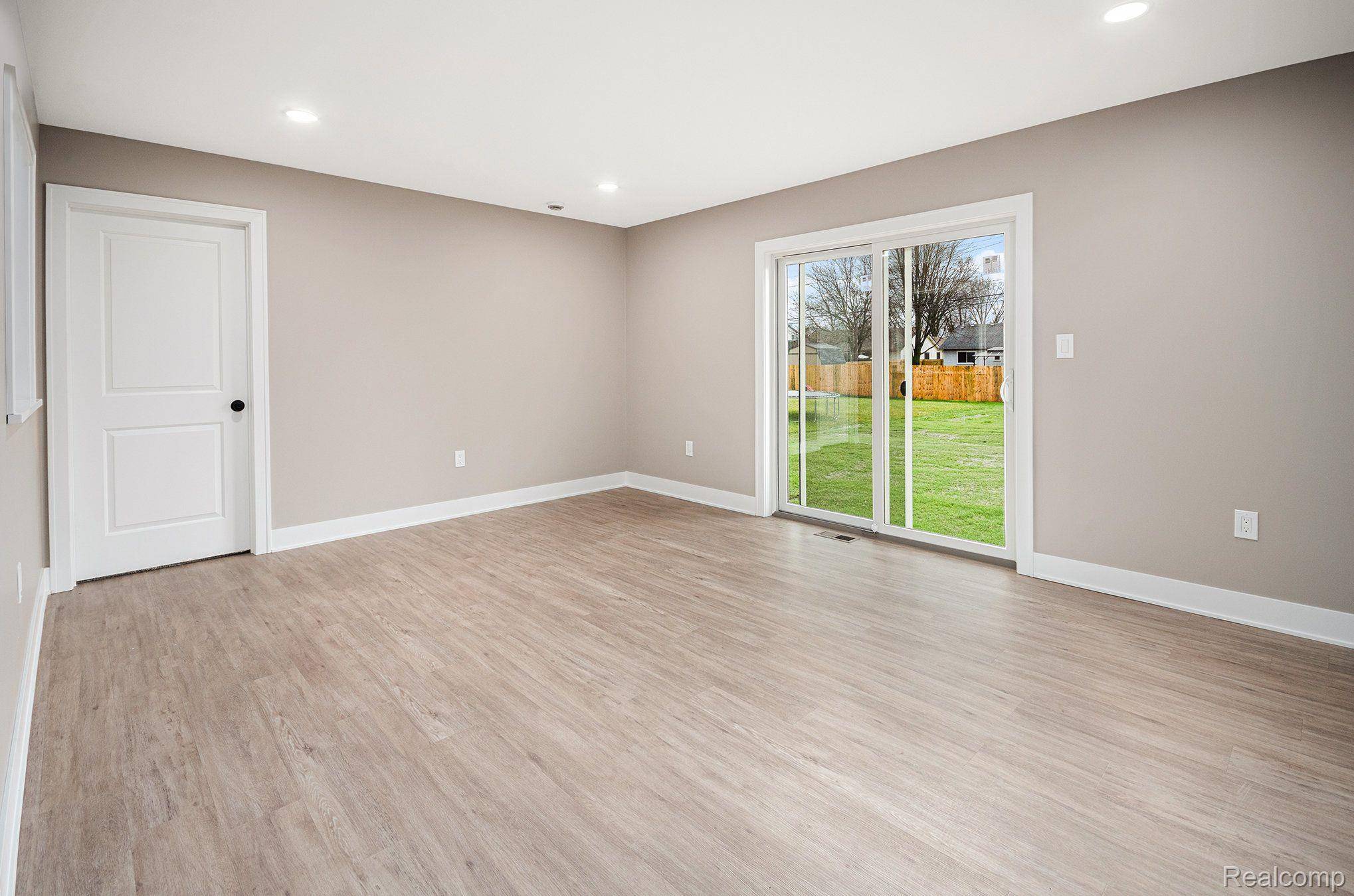 Clinton Township, MI 48035,23510 DEANHURST ST