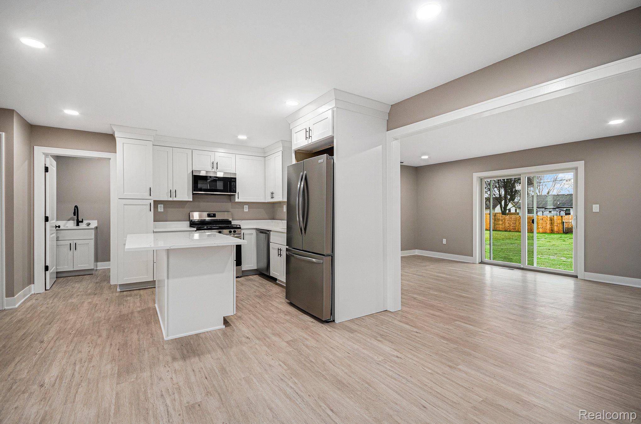 Clinton Township, MI 48035,23510 DEANHURST ST