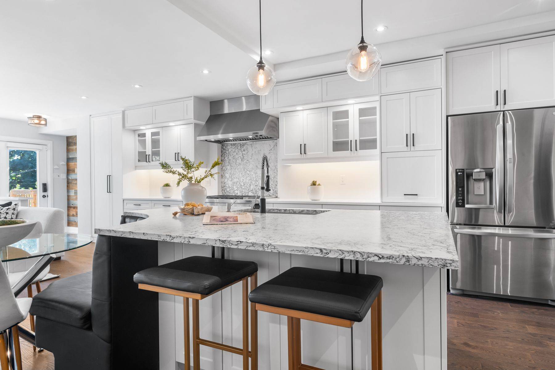 Toronto C03, ON M6E 1J4,17 Earnscliffe RD