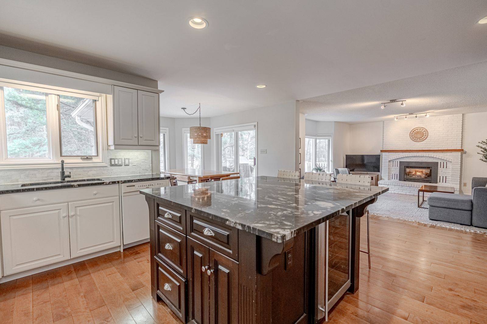 Springwater, ON L9X 0R2,24 Willow Bay DR