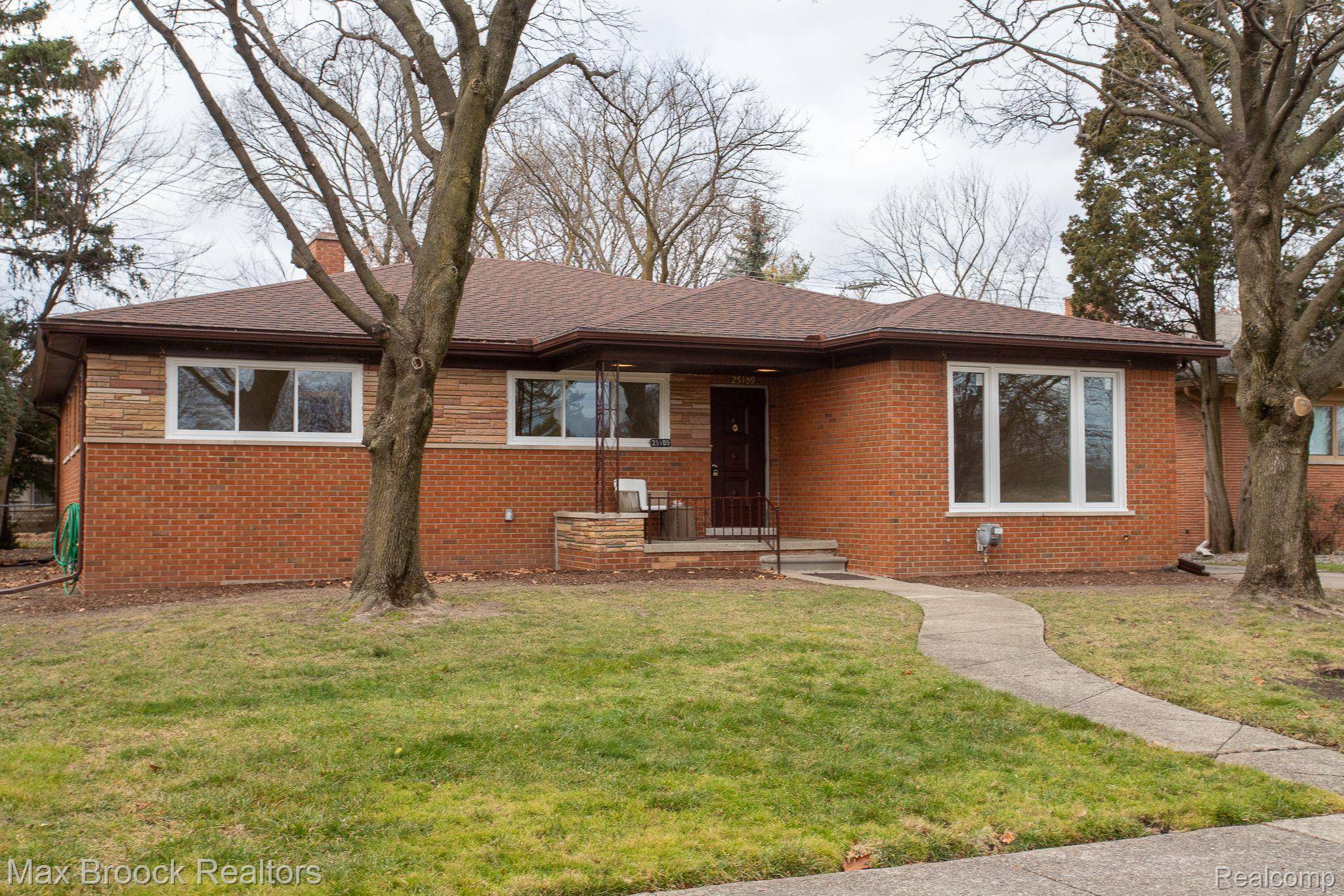 Huntington Woods, MI 48070,25109 SCOTIA RD