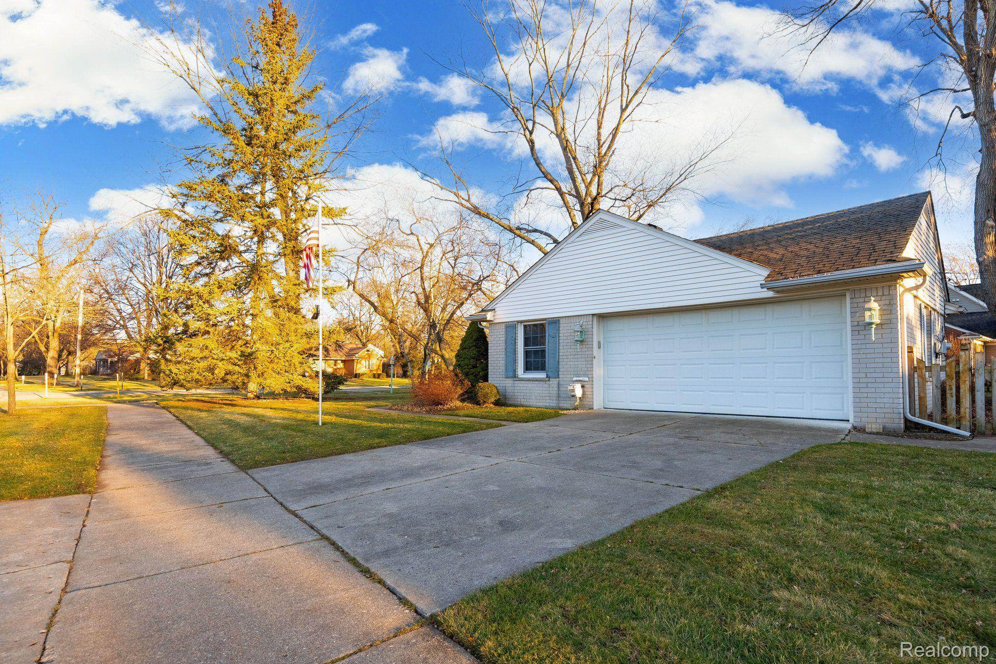 Beverly Hills, MI 48025,18455 RIVERSIDE DR