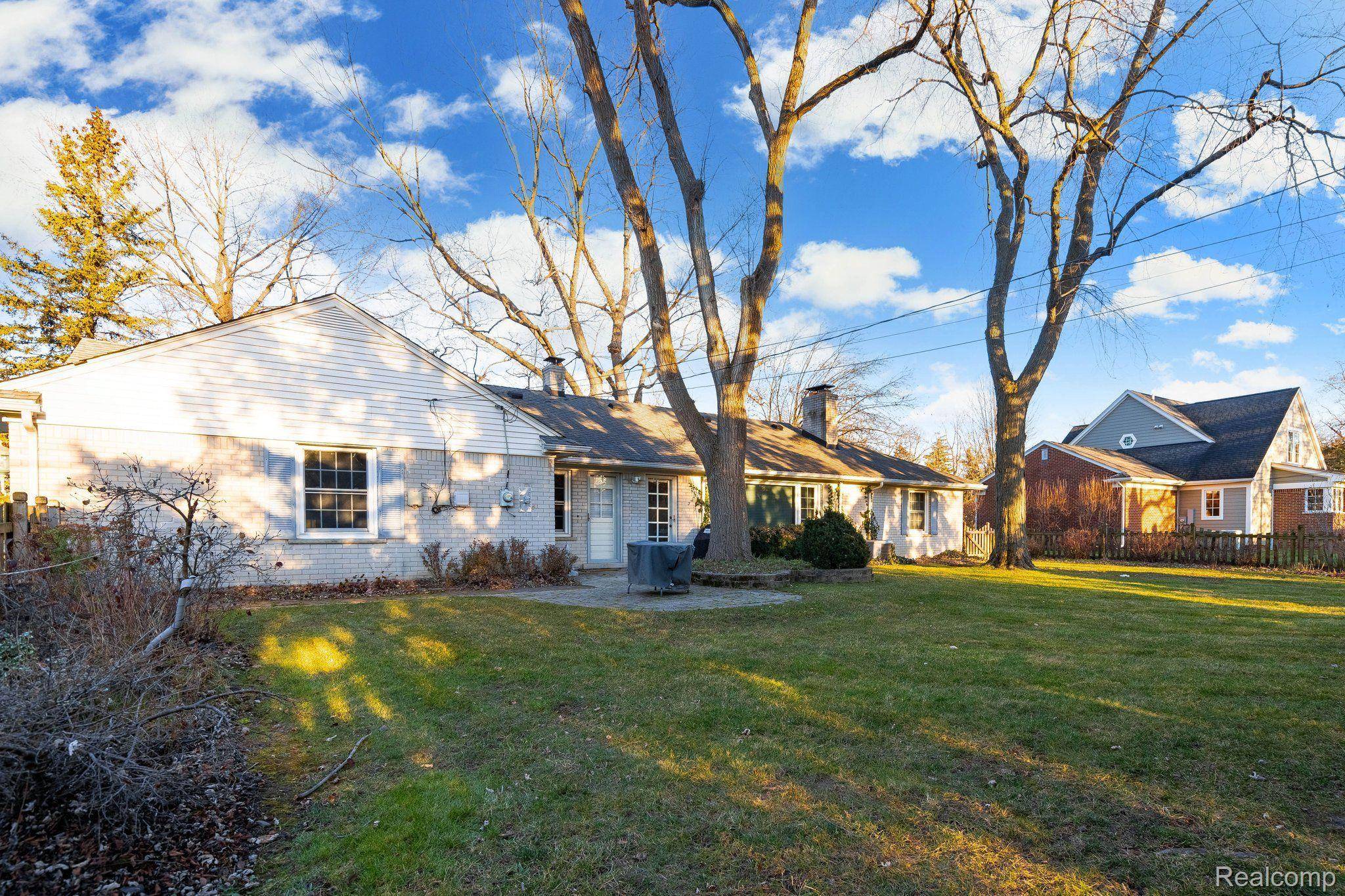 Beverly Hills, MI 48025,18455 RIVERSIDE DR