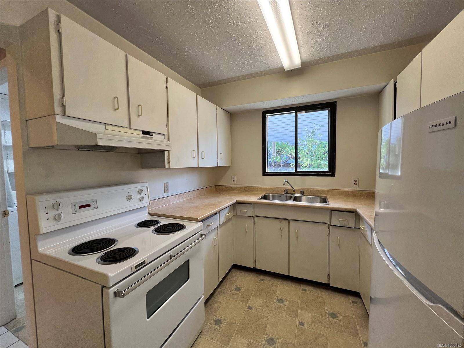 Gold River, BC V0P 1G0,500 Muchalat Pl #3