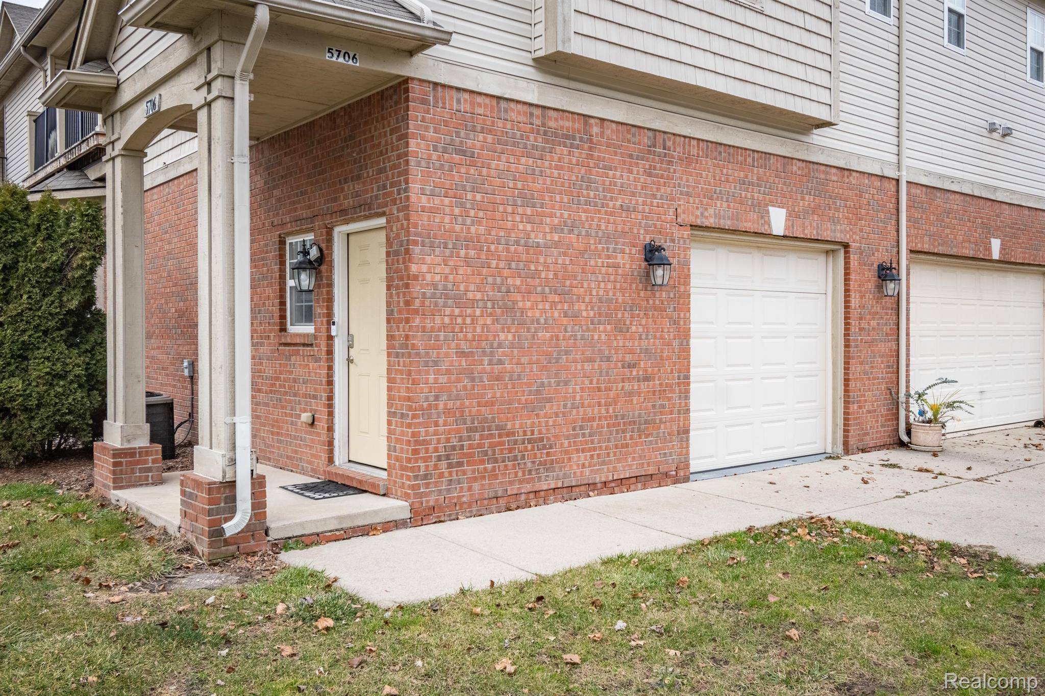 Shelby Twp, MI 48317,5706 NORWAY SPRUCE DR