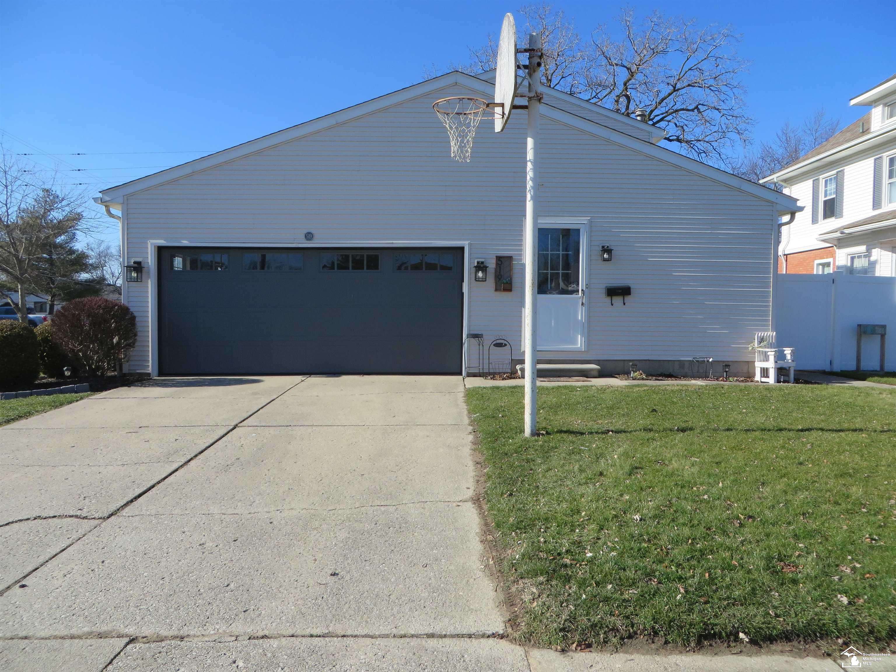 Monroe, MI 48162,519 N Roessler