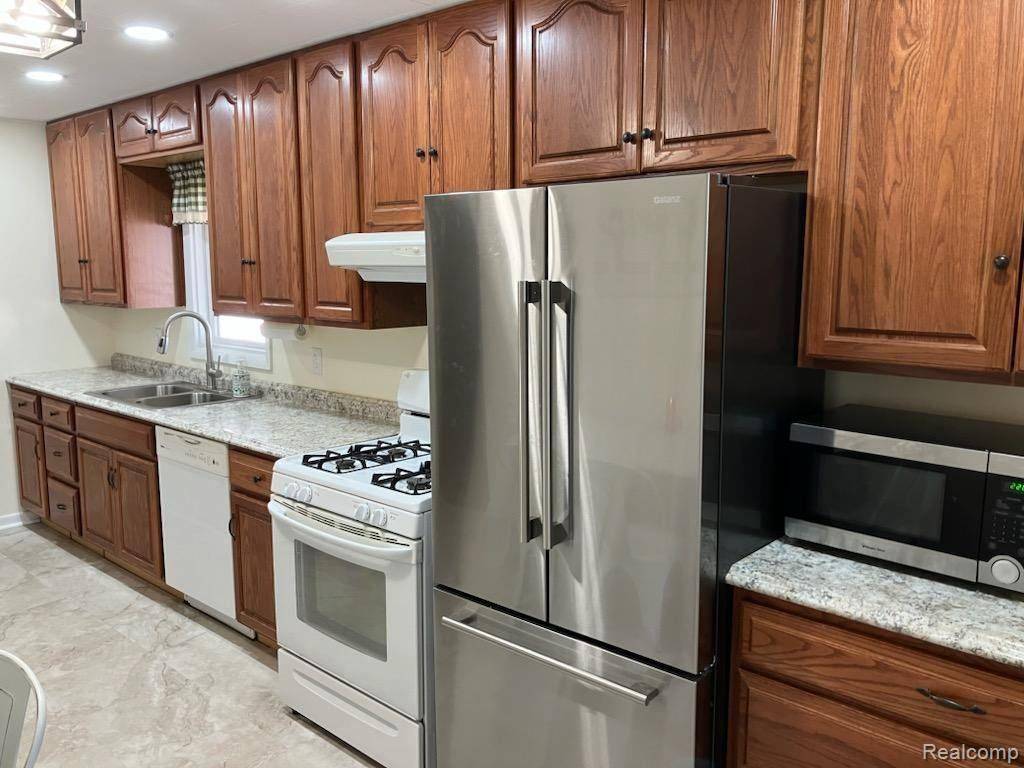 Burton, MI 48519,2101 SANDALWOOD DR