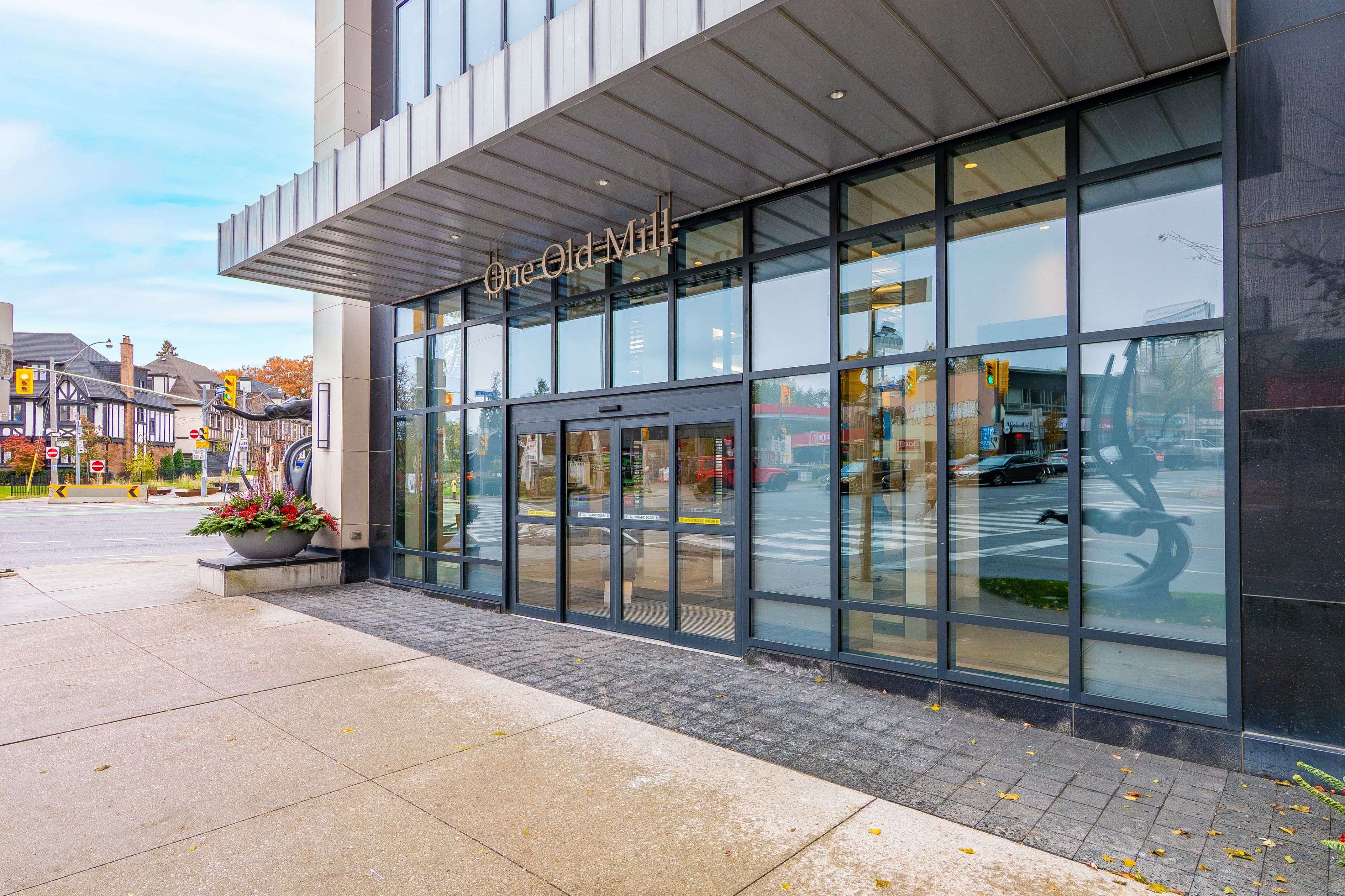 Toronto W01, ON M6S 0A1,1 Old Mill DR #308