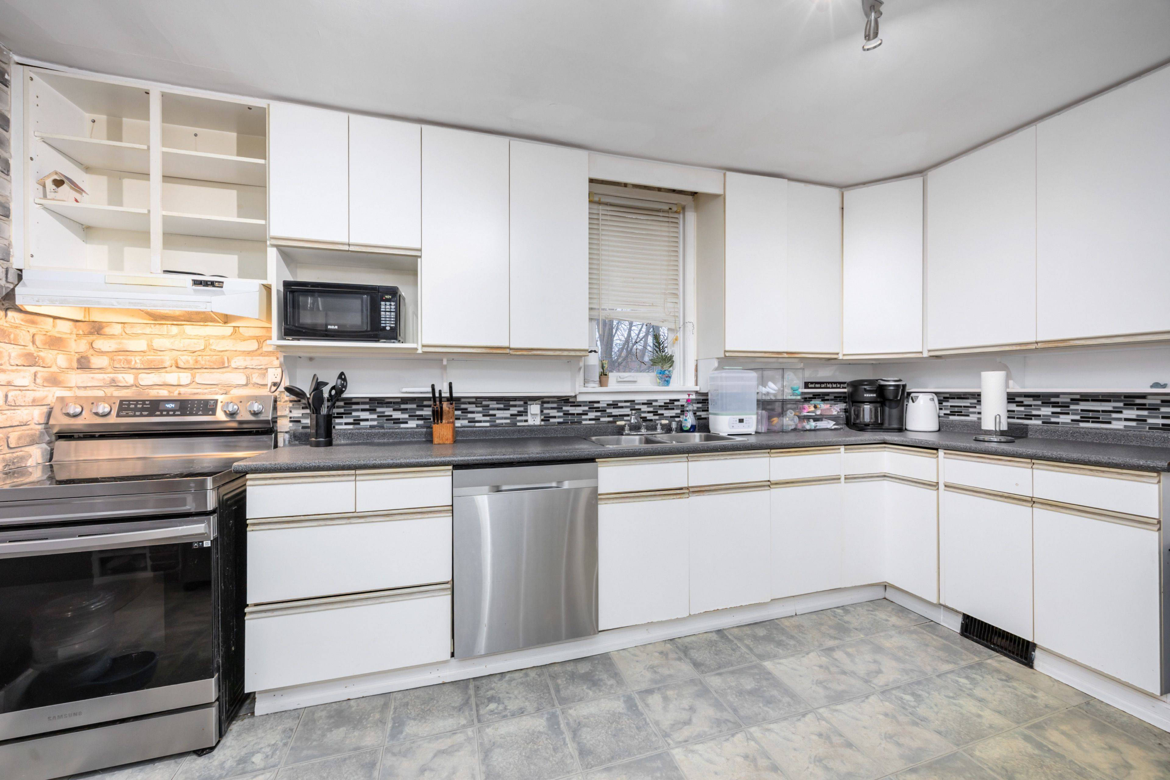 Sarnia, ON N7T 1X5,856 Devine ST