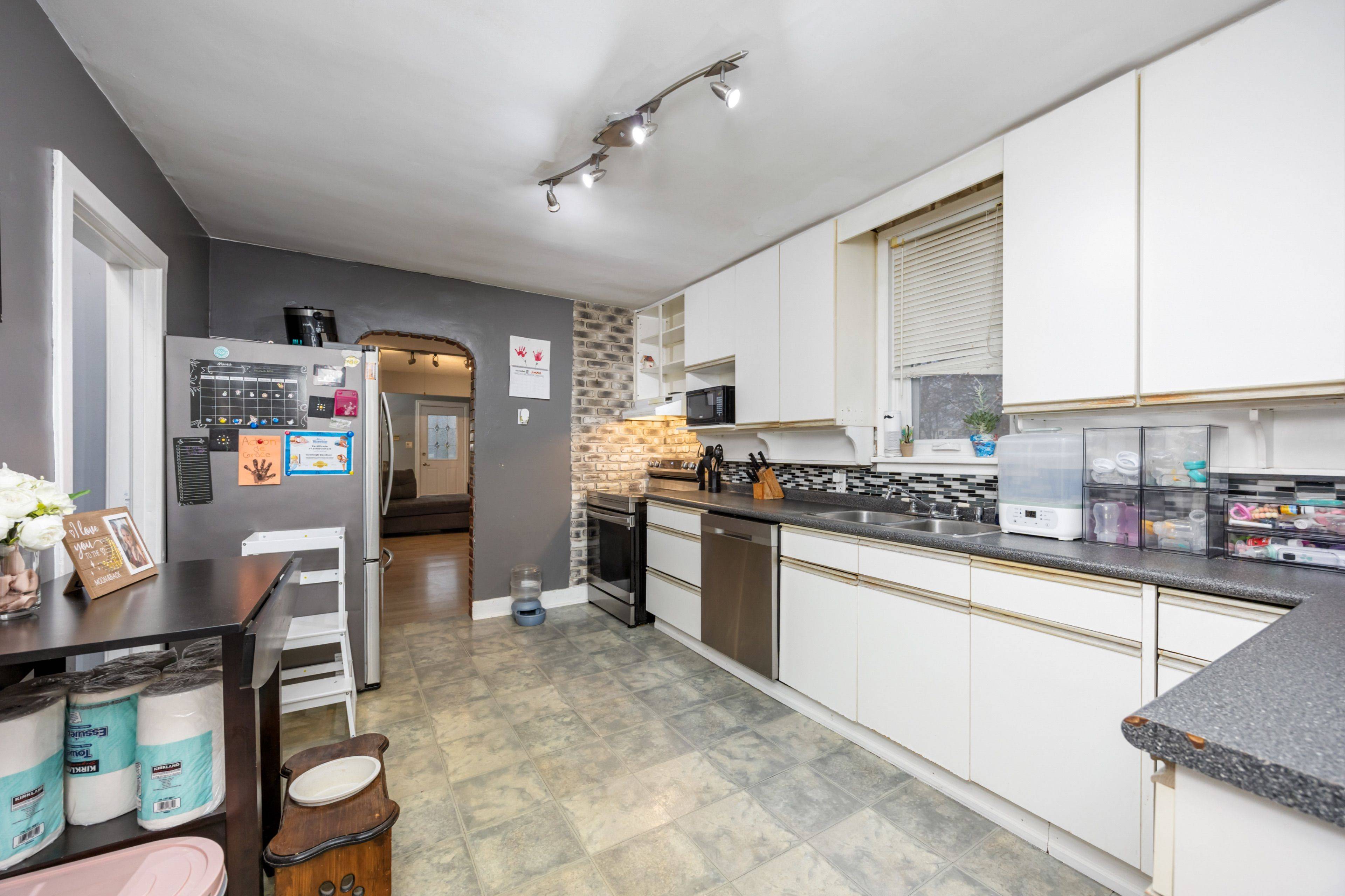 Sarnia, ON N7T 1X5,856 Devine ST