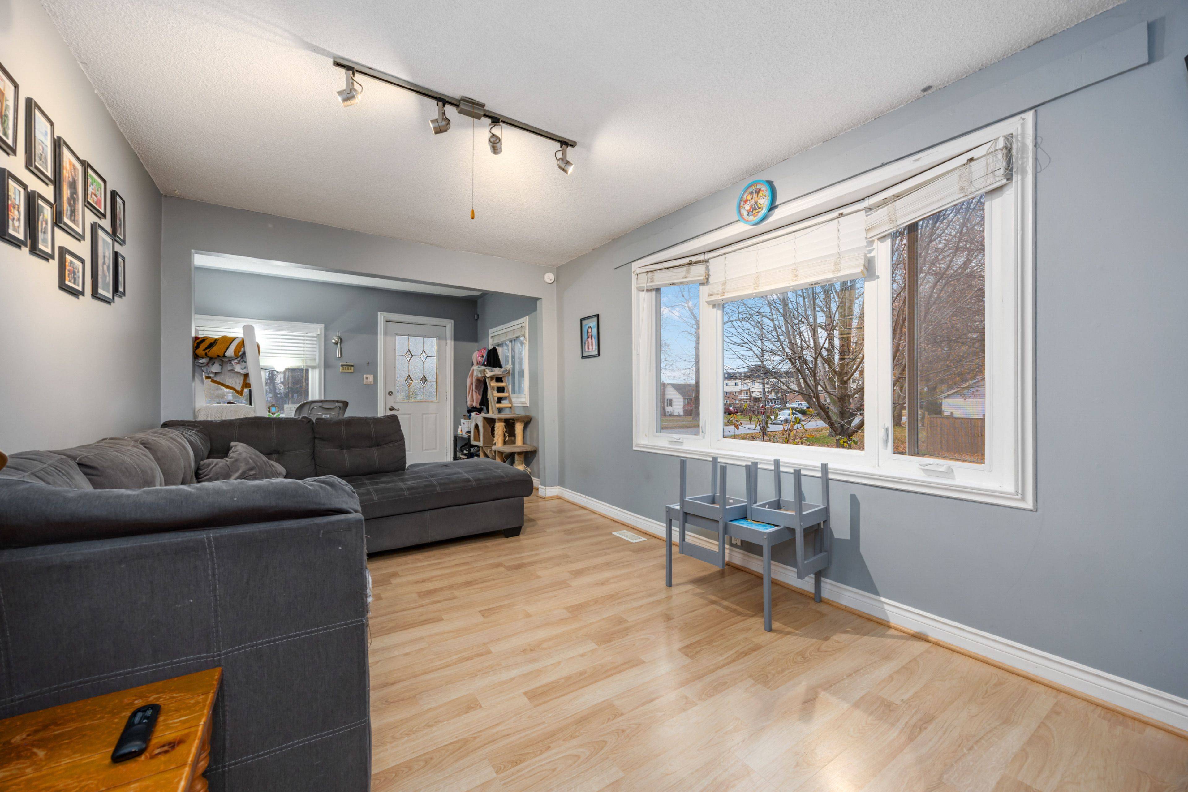 Sarnia, ON N7T 1X5,856 Devine ST