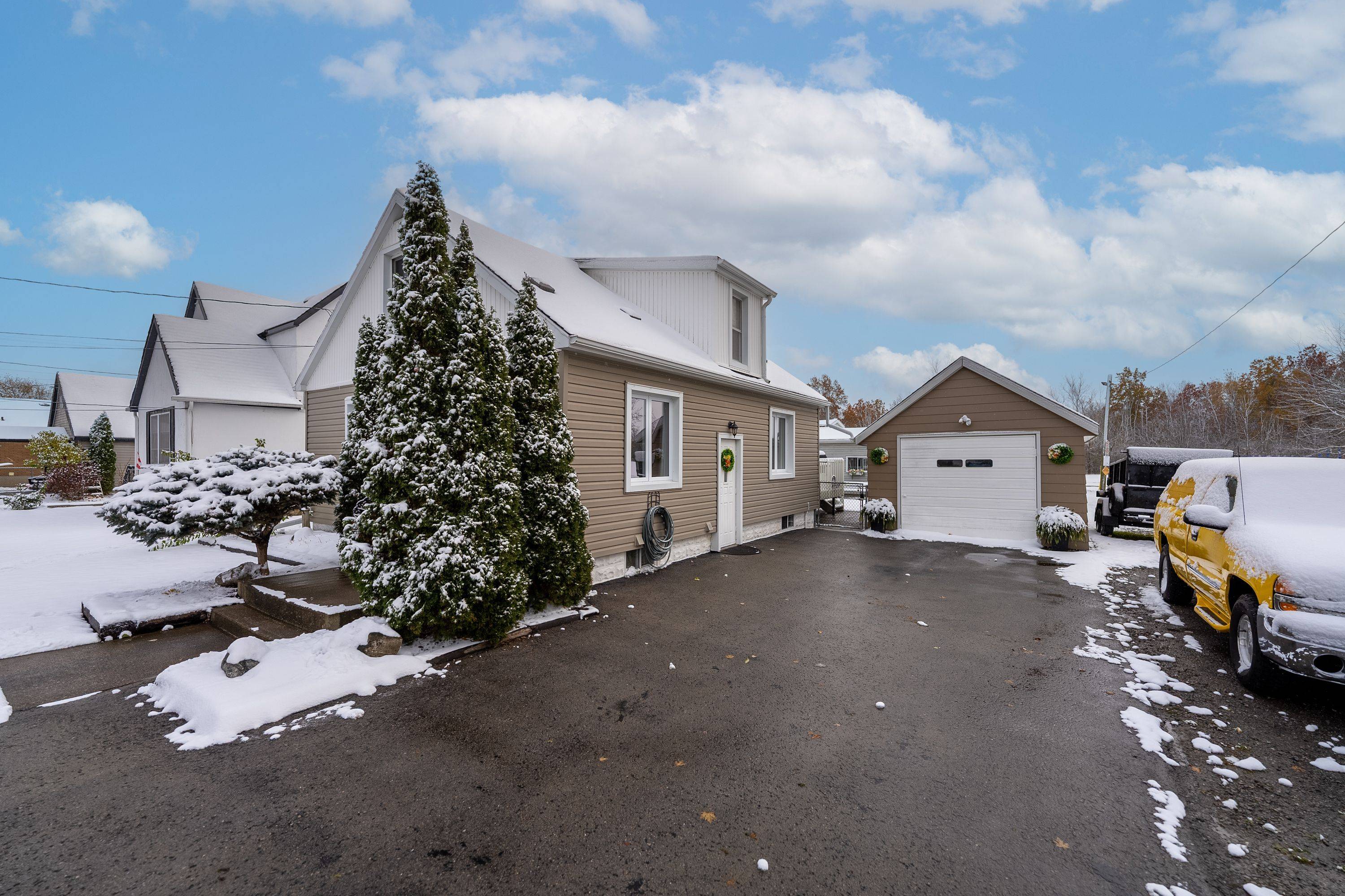 Welland, ON L3C 5M8,742 Broadway ST