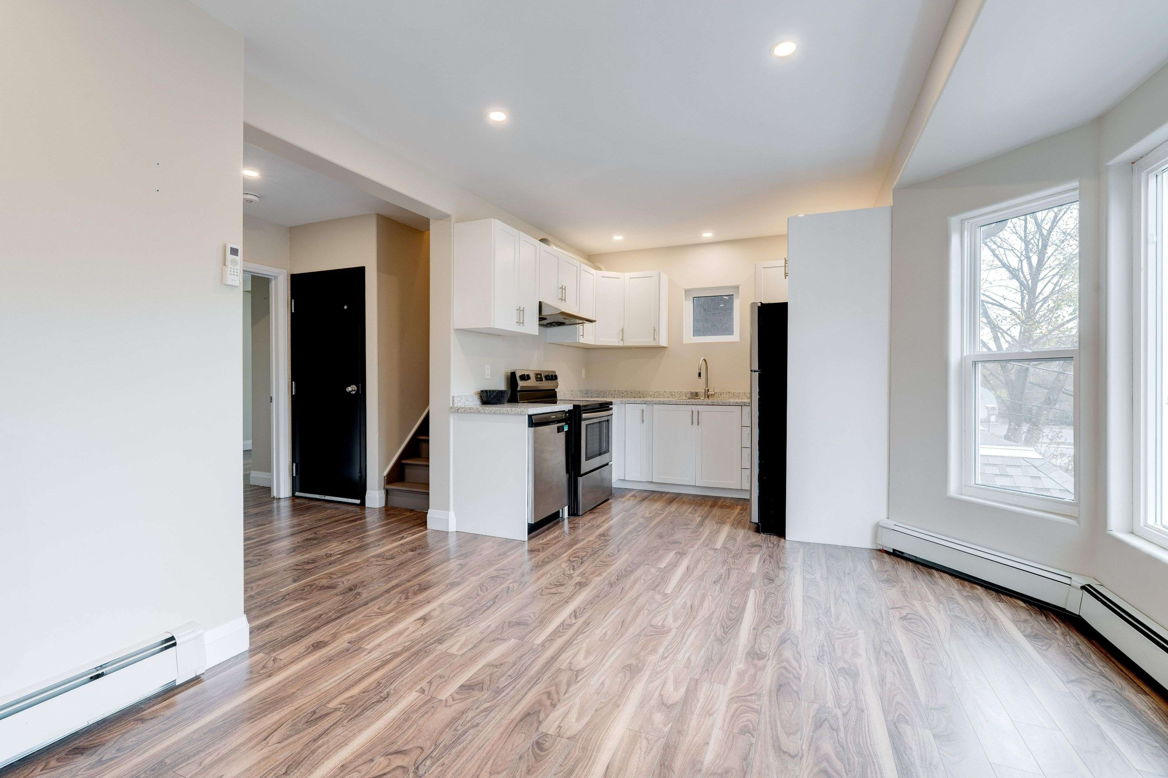 Hamilton, ON L8M 2G9,152 Sanford AVE S #UPPER