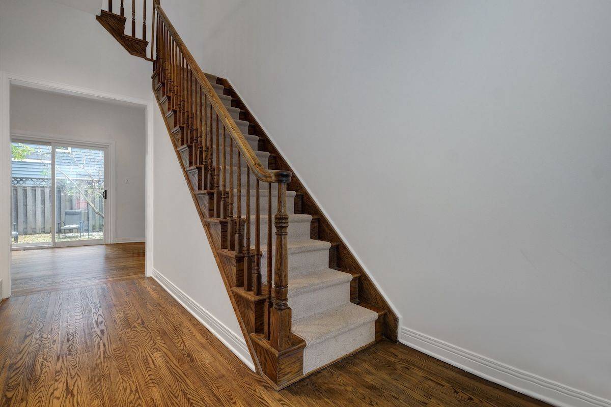 New Edinburgh - Lindenlea, ON K1M 2A8,36B Dufferin RD