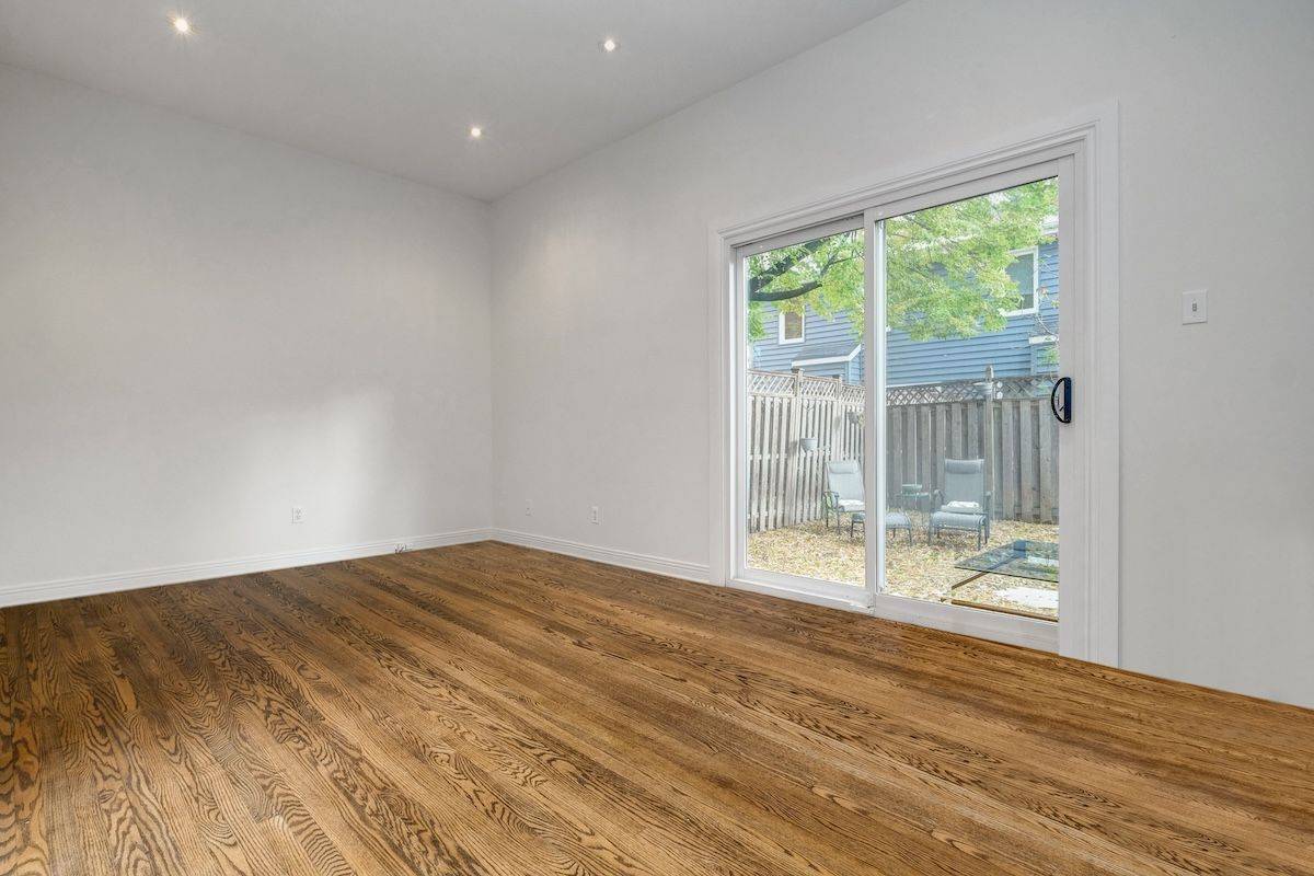 New Edinburgh - Lindenlea, ON K1M 2A8,36B Dufferin RD