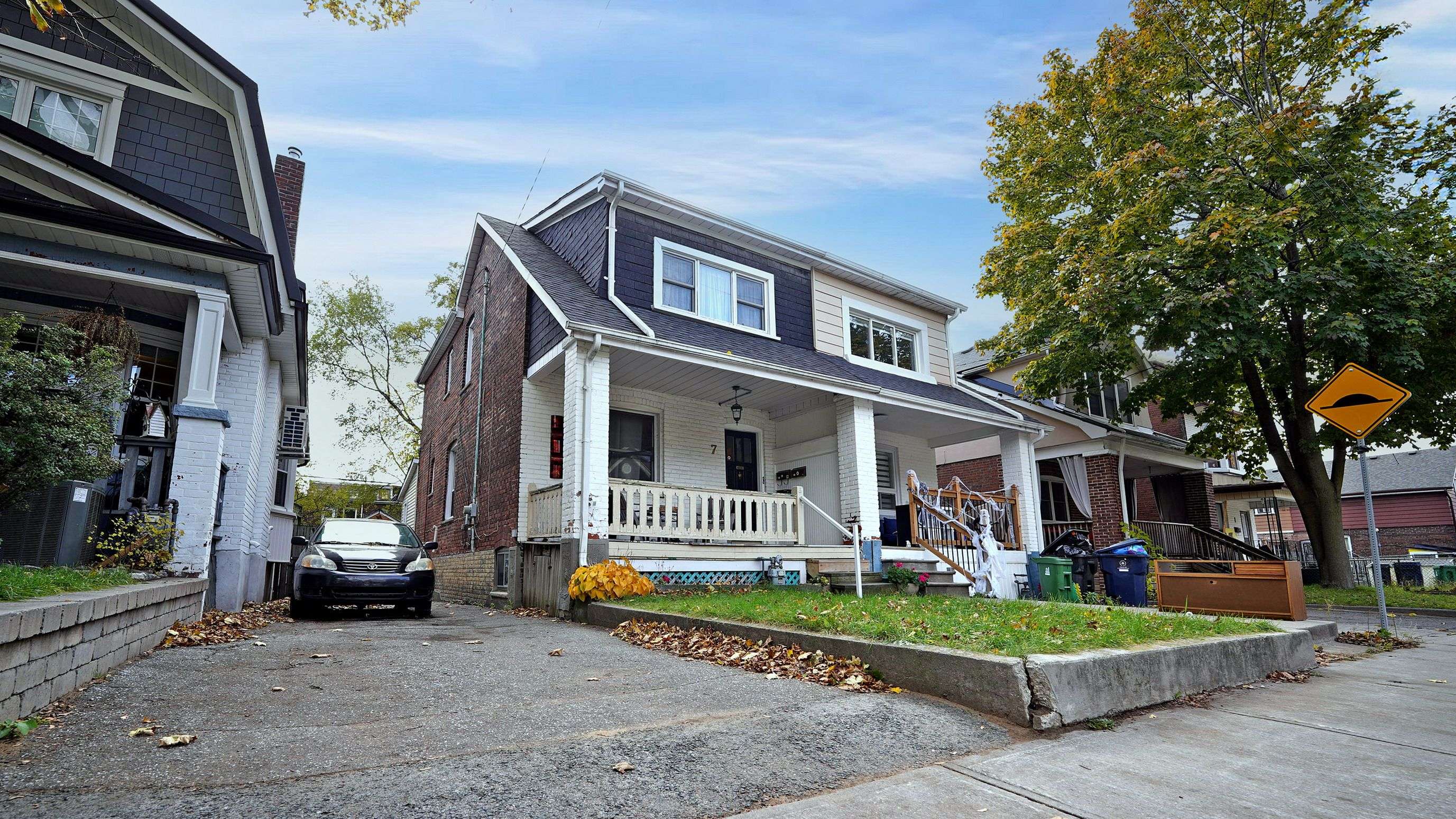 Toronto E02, ON M4C 1P3,7 Harris AVE