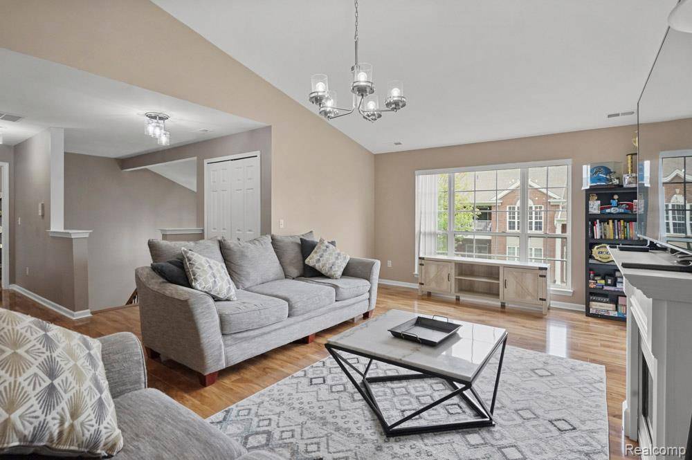 Macomb, MI 48044,16417 CHATHAM DR