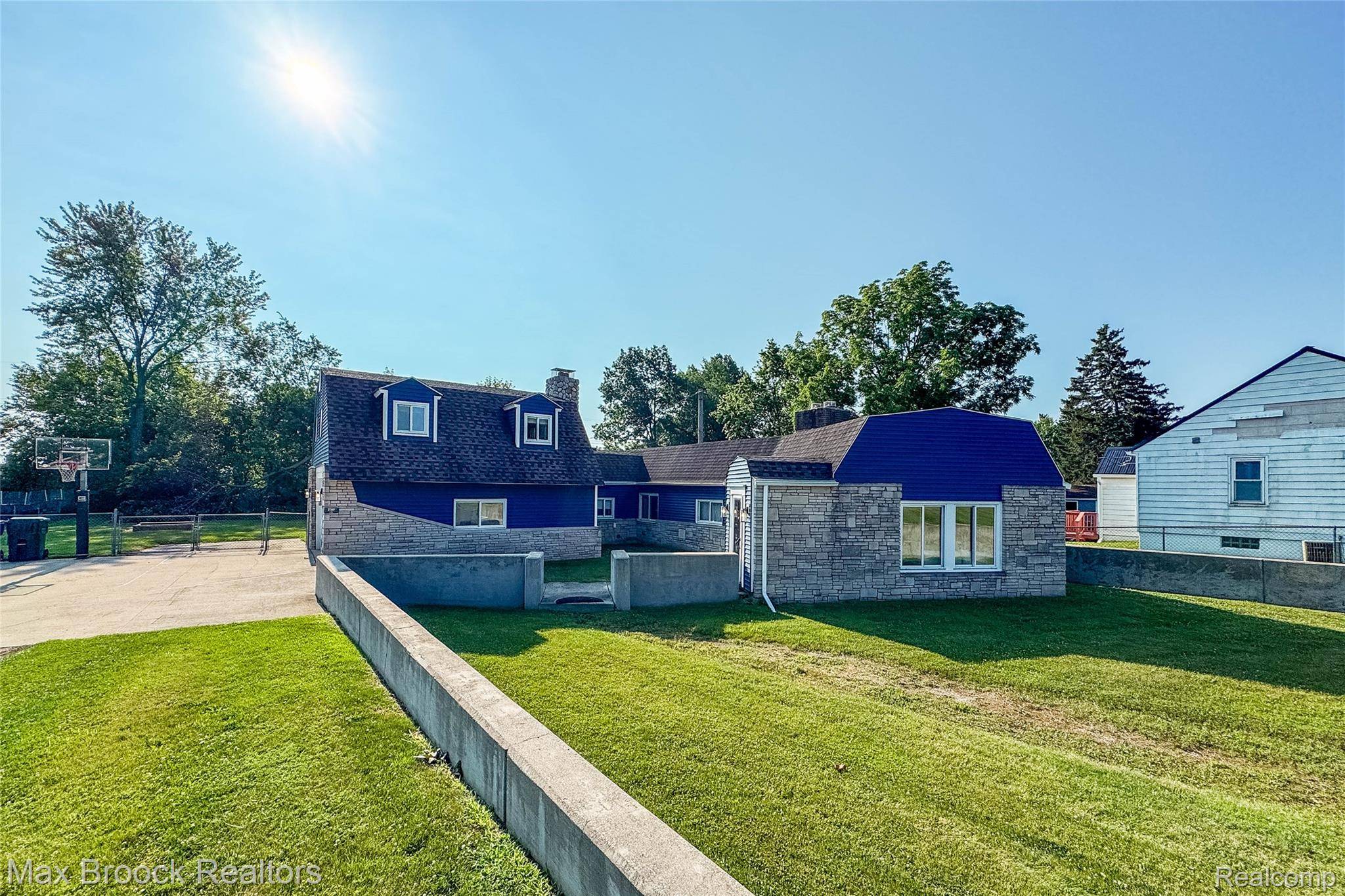 Rochester Hills, MI 48309,2785 Saint Clair DR