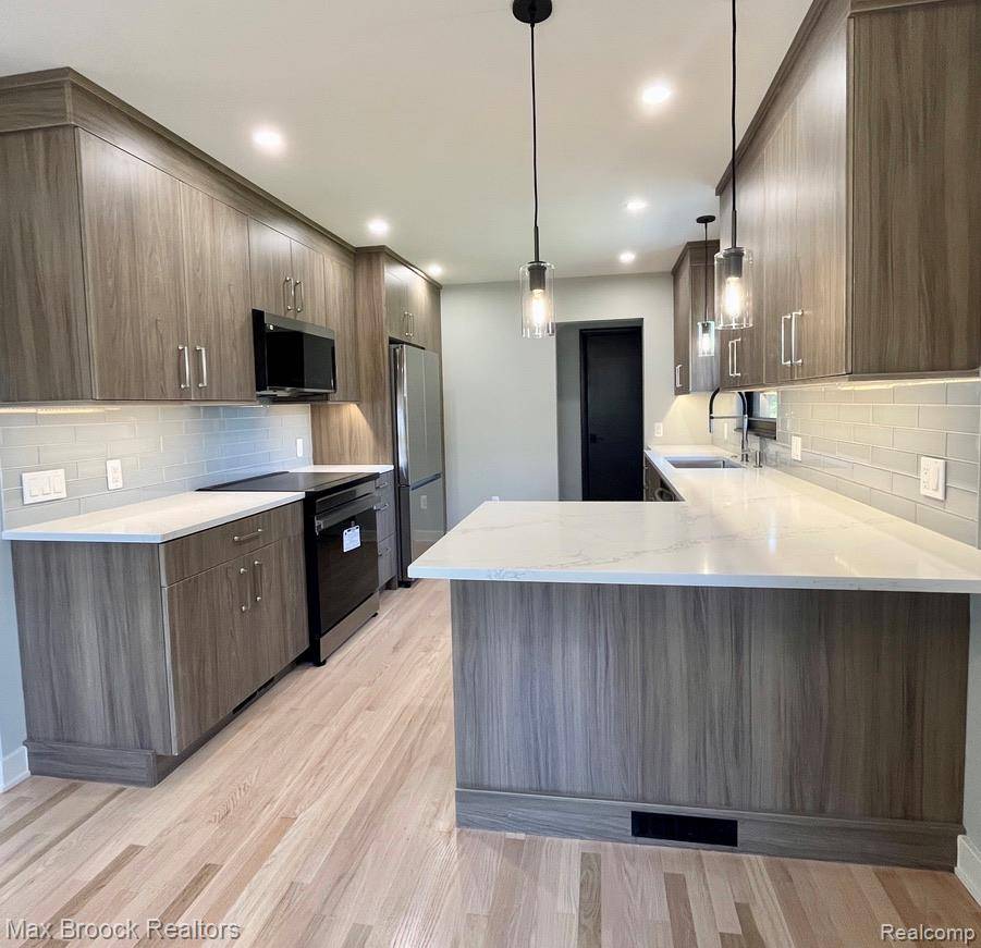 Royal Oak, MI 48073,2414 Hawkins AVE