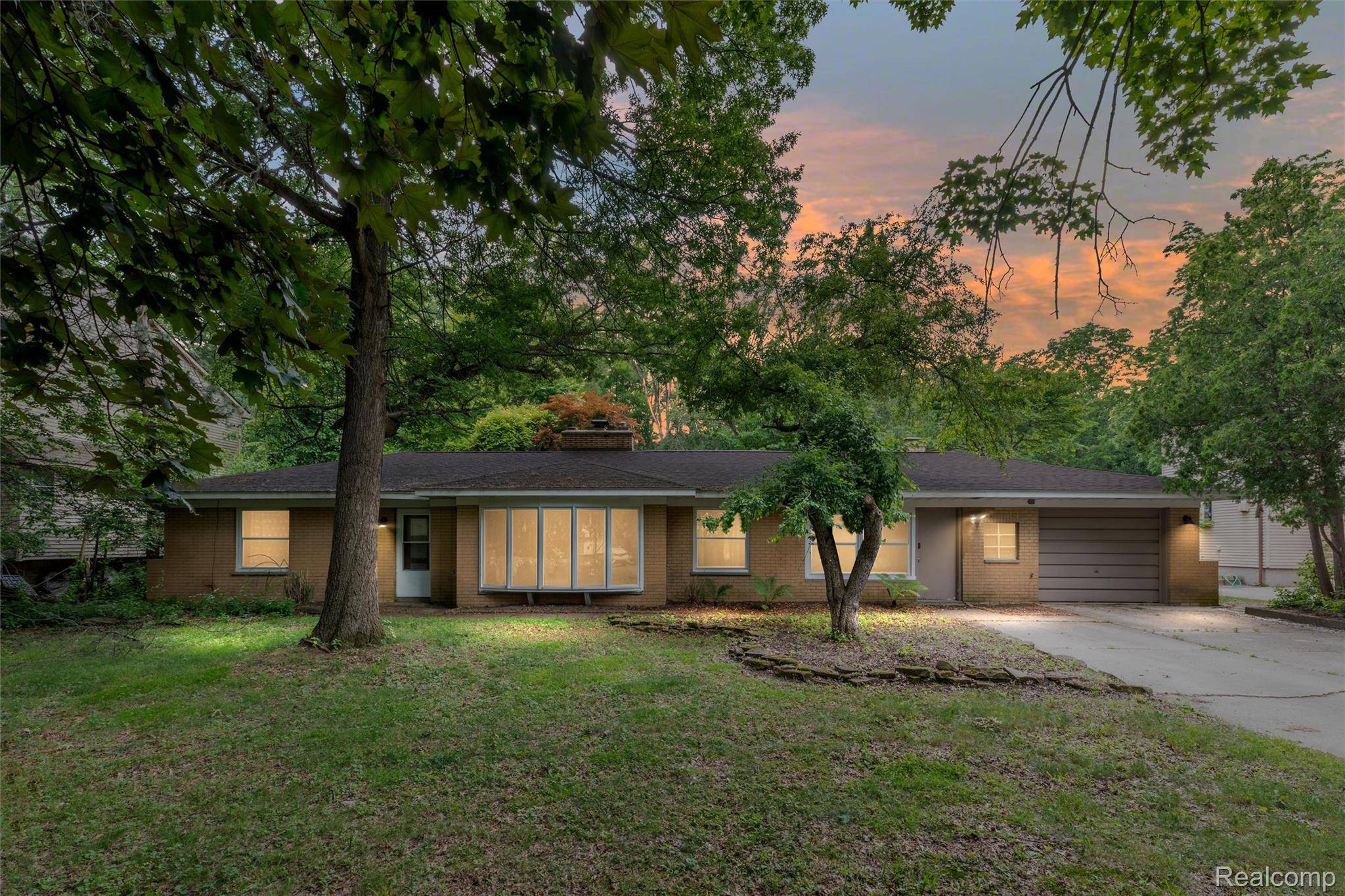 Southfield, MI 48033,23385 Hunters LN