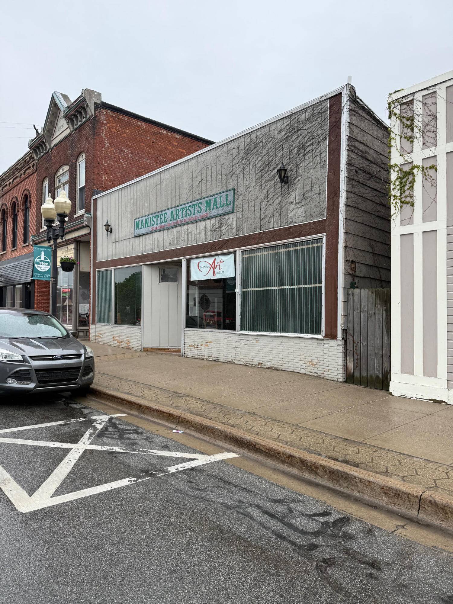 Manistee, MI 49660,437 River ST