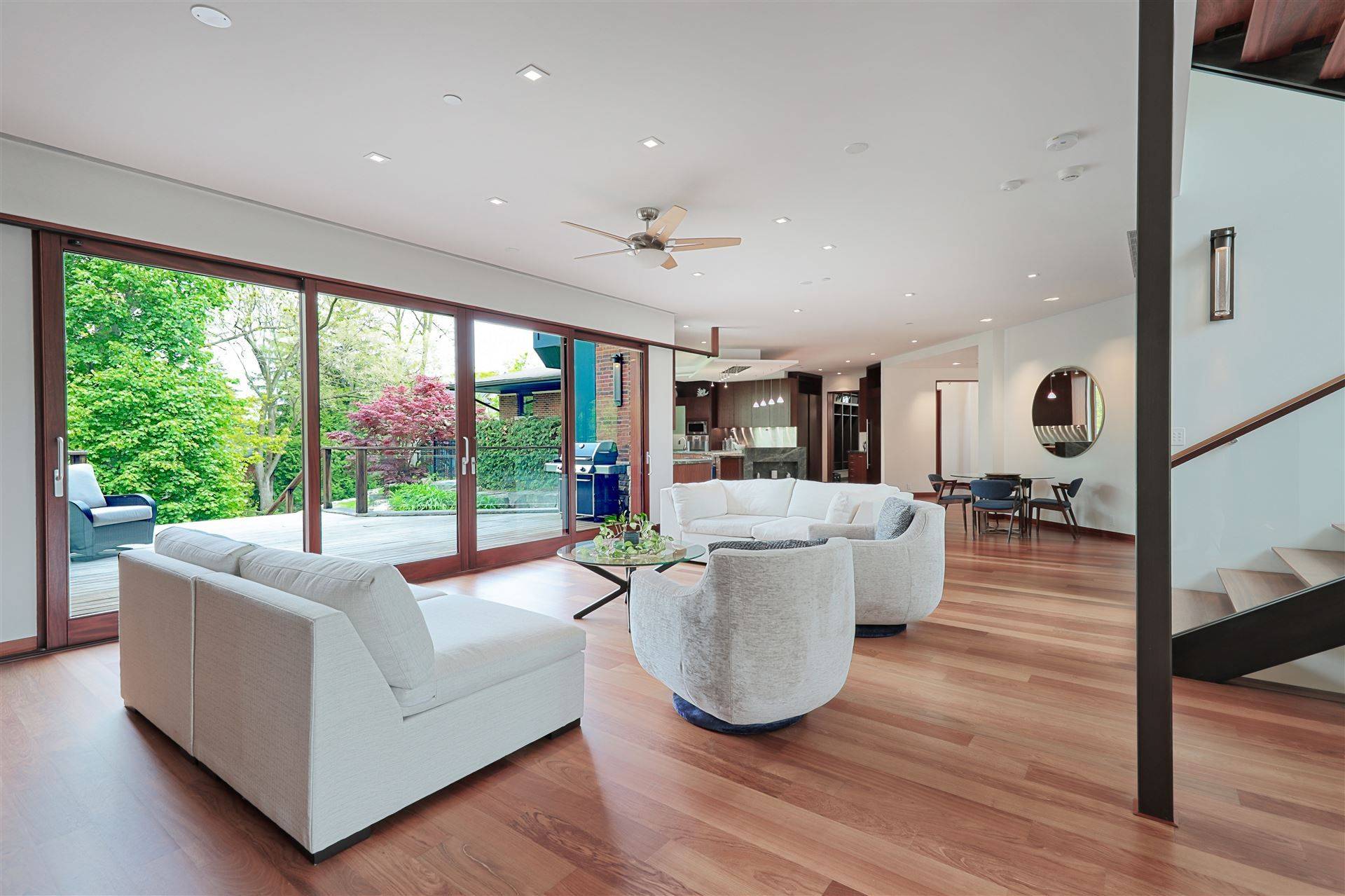 Toronto W08, ON M8X 2R8,89 Kingsway CRES