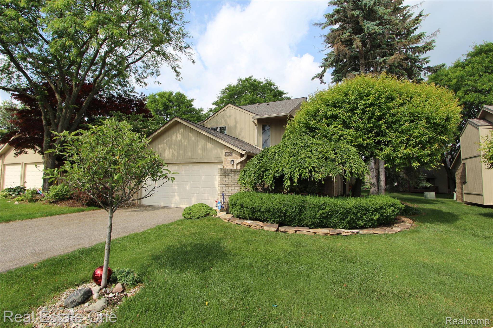 West Bloomfield, MI 48323,4027 Foxpointe DR