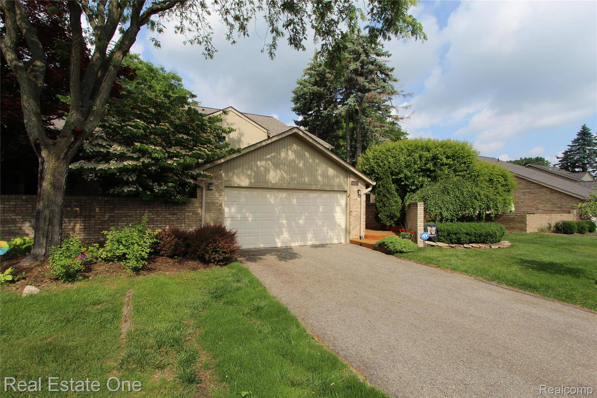 West Bloomfield, MI 48323,4027 Foxpointe DR