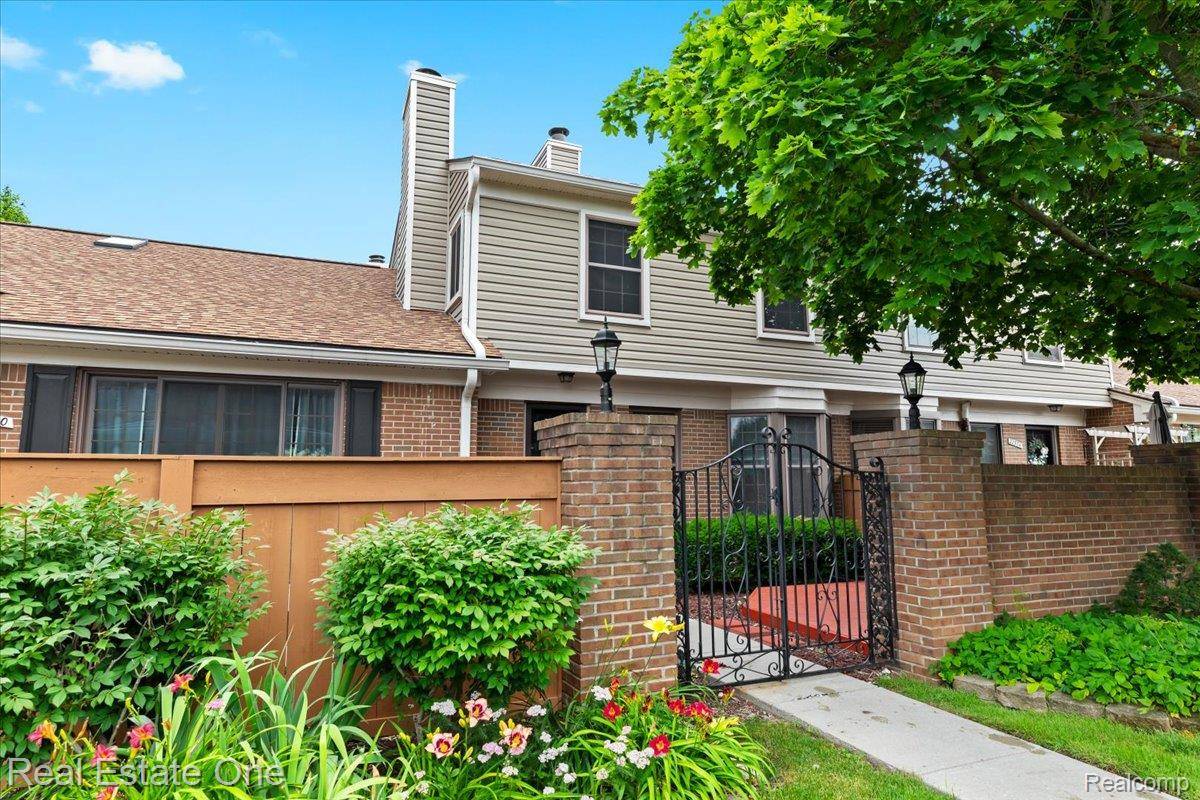 Novi, MI 48375,22302 Pondview