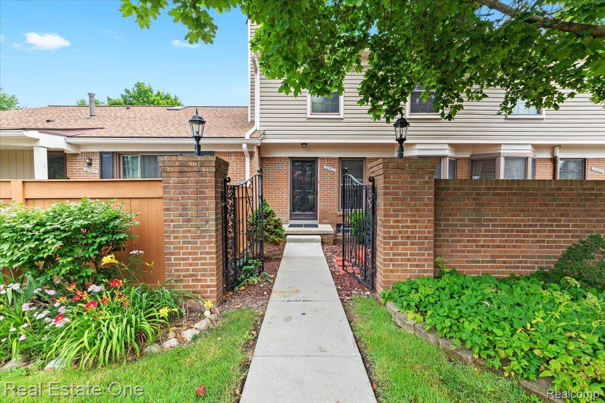 Novi, MI 48375,22302 Pondview