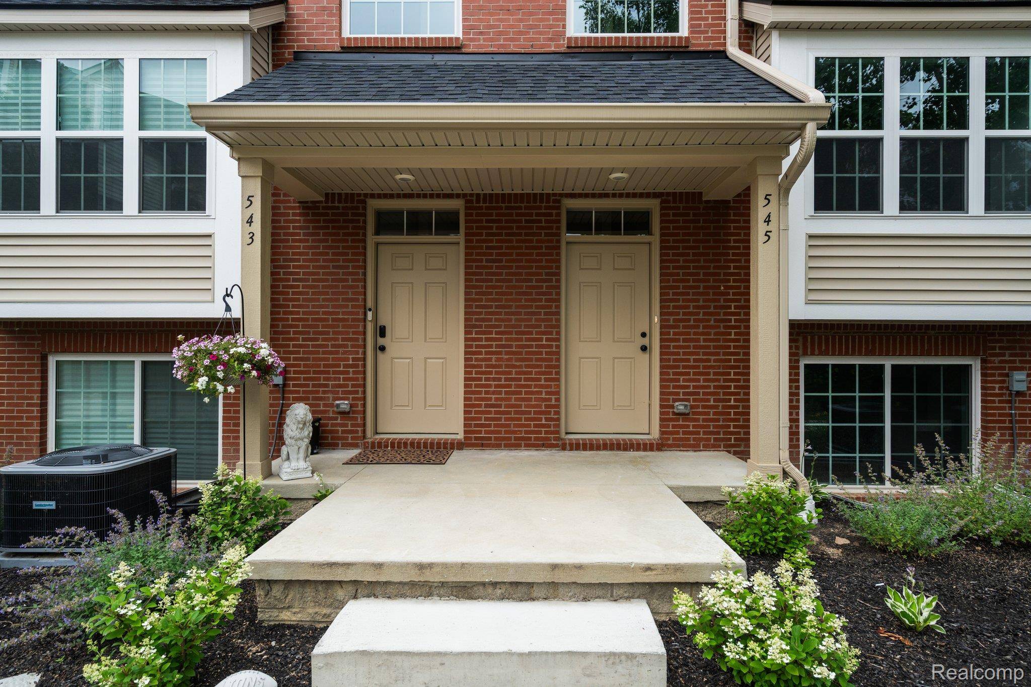 Milford, MI 48381,502 Village LN