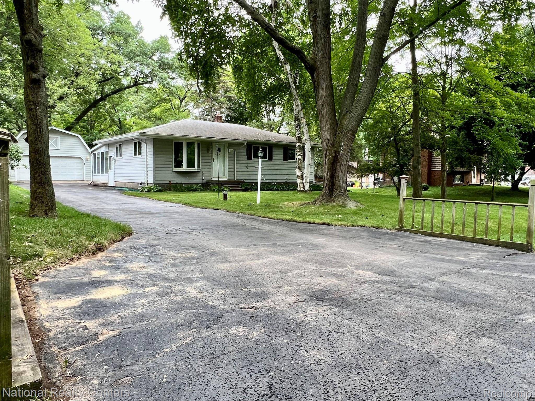 West Bloomfield, MI 48324,1739 Weymouth ST