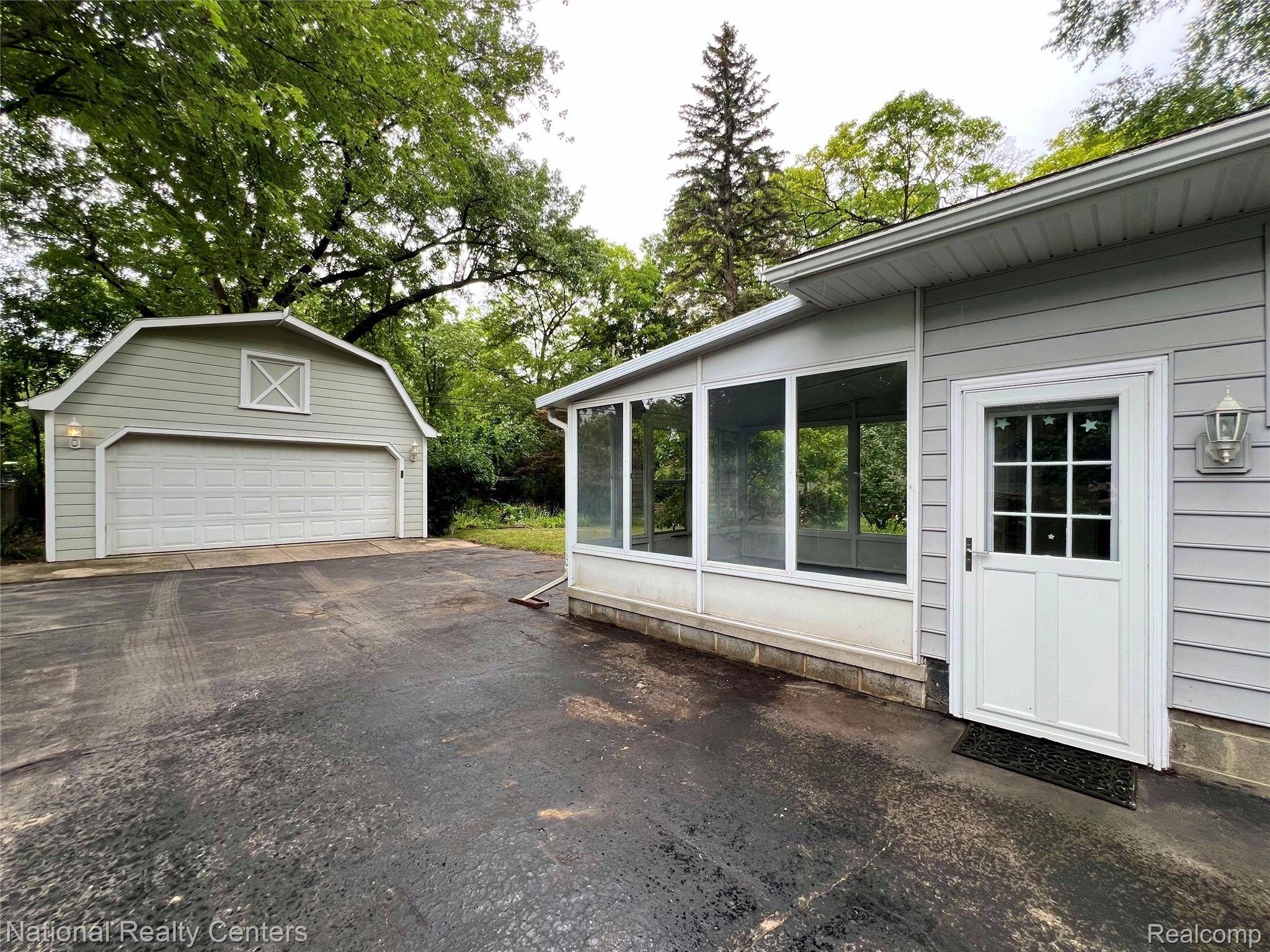 West Bloomfield, MI 48324,1739 Weymouth ST