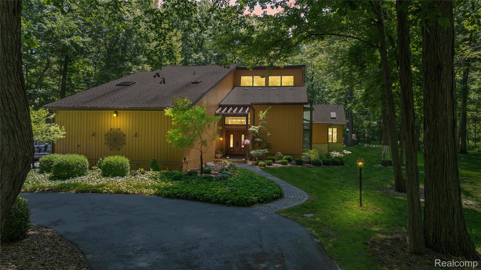 Grosse Ile, MI 48138,8931 Bridge RD