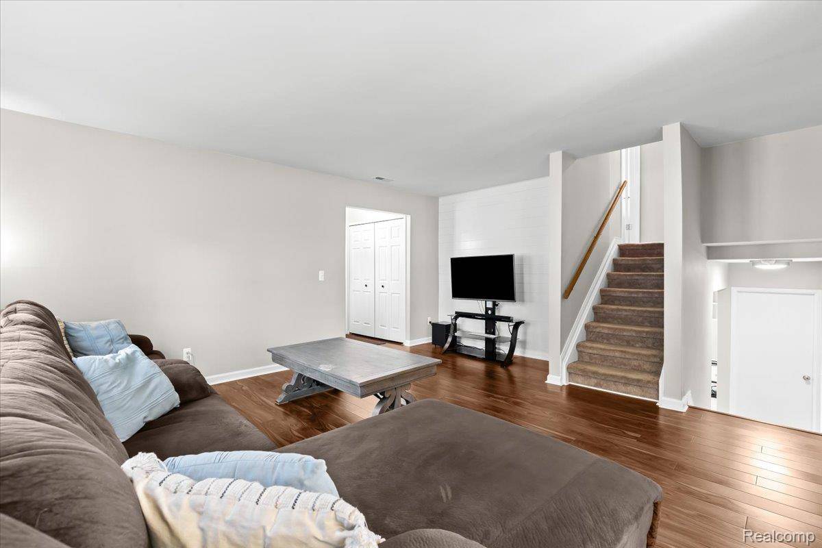 Wixom, MI 48393,1632 Windingway DR