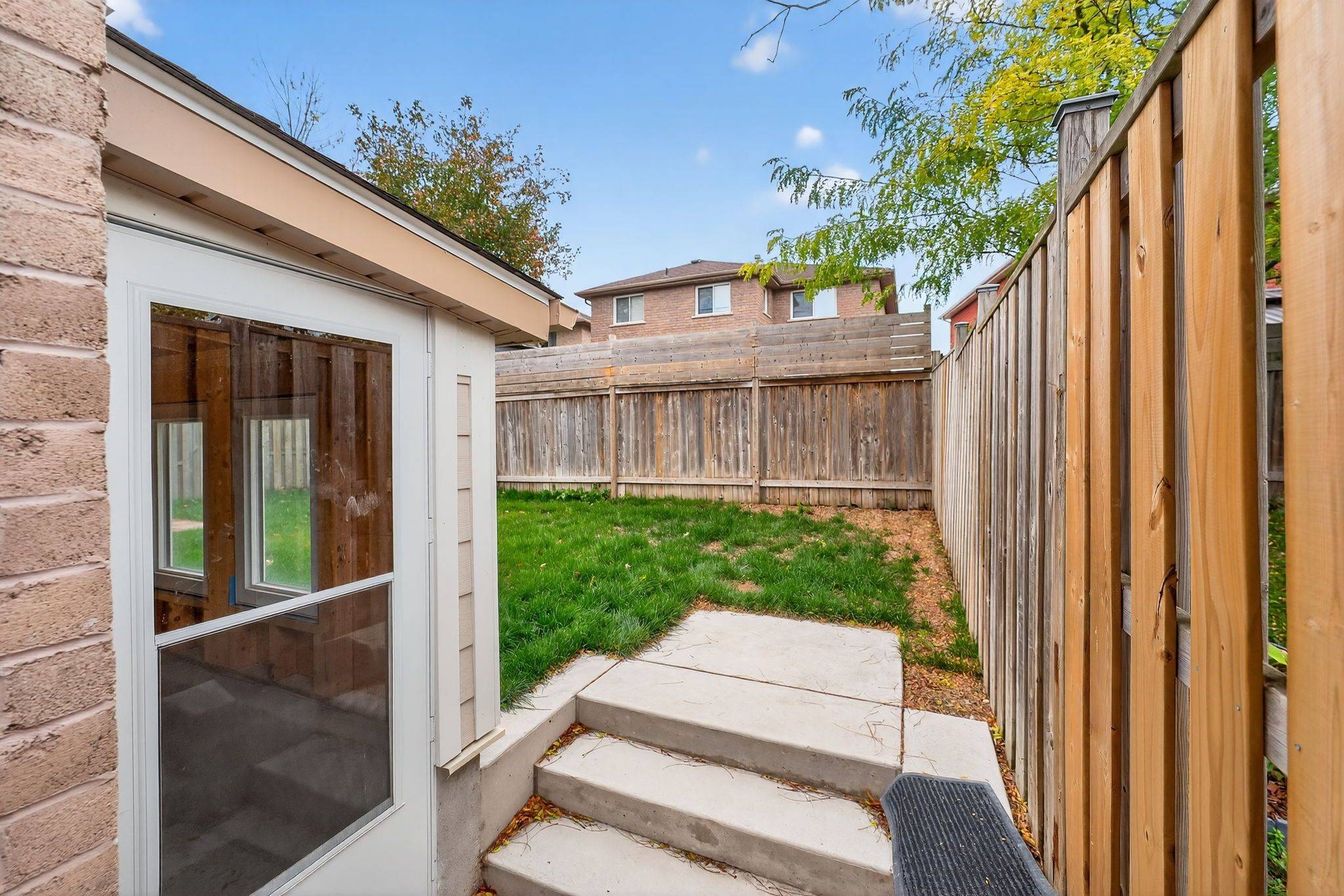 Barrie, ON L4N 0R3,158 Pringle DR #Lower