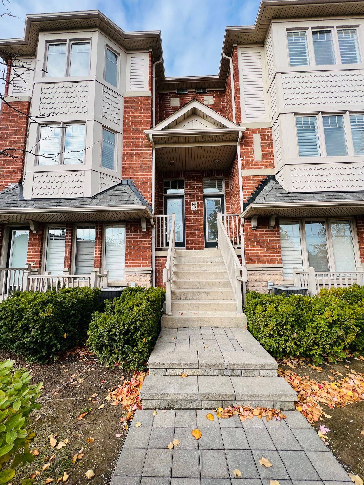 Mississauga, ON L5M 0N7,3335 Thomas ST N #16