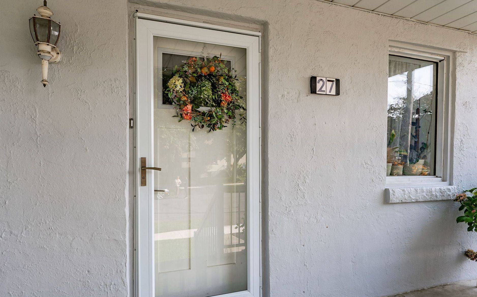 Toronto W08, ON M8Z 5C3,27 Stock AVE #Upper