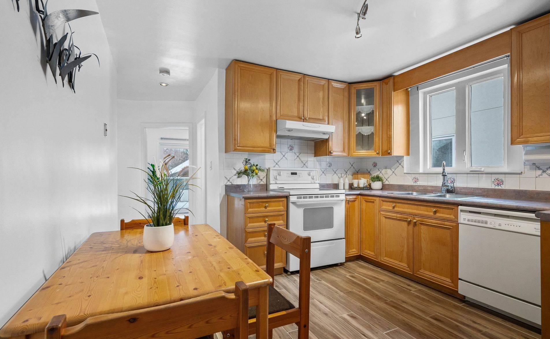 Toronto W08, ON M8Z 5C3,27 Stock AVE #Upper