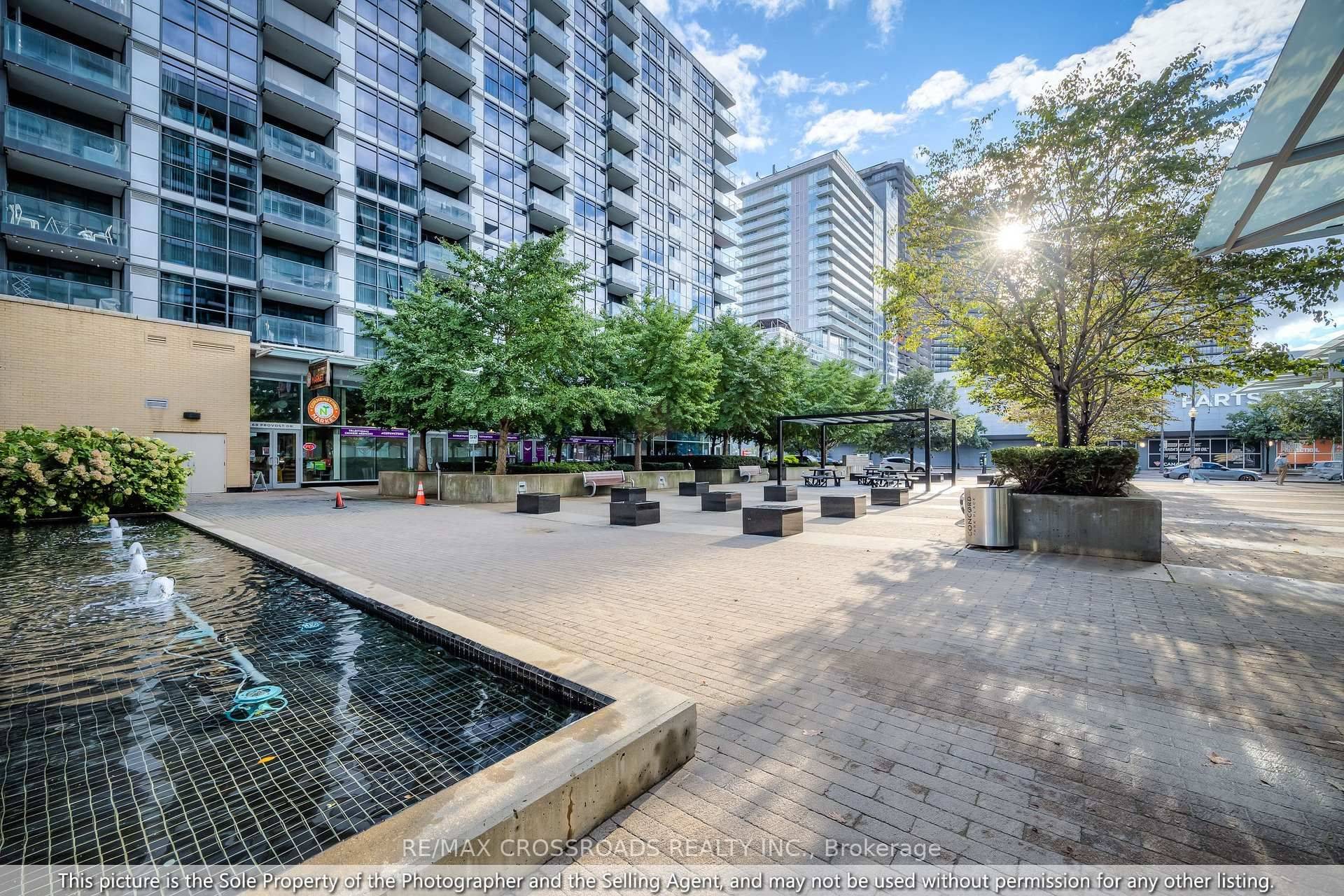 Toronto C15, ON M2K 0B1,15 Singer CT #206