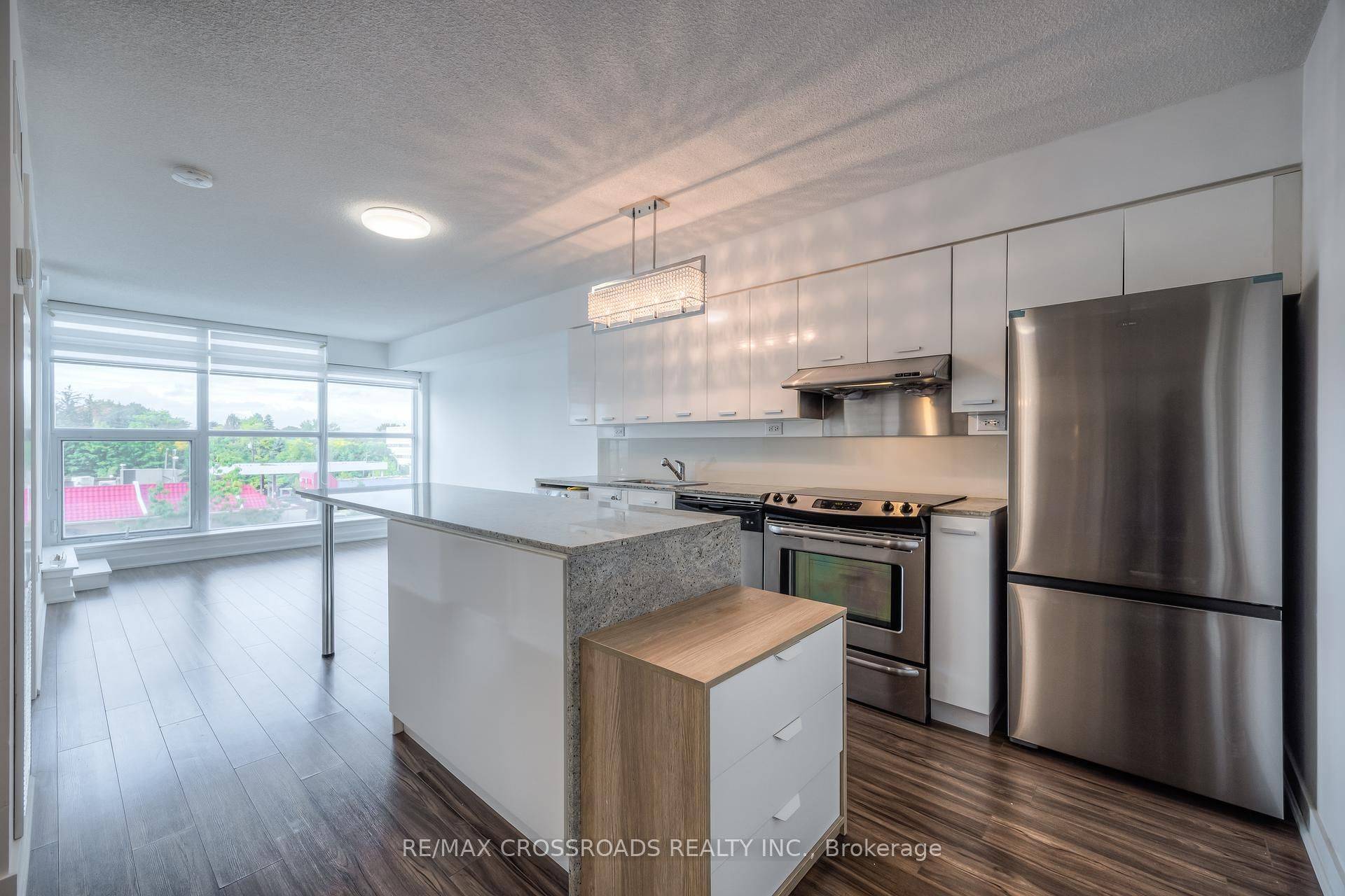 Toronto C15, ON M2K 0B1,15 Singer CT #206