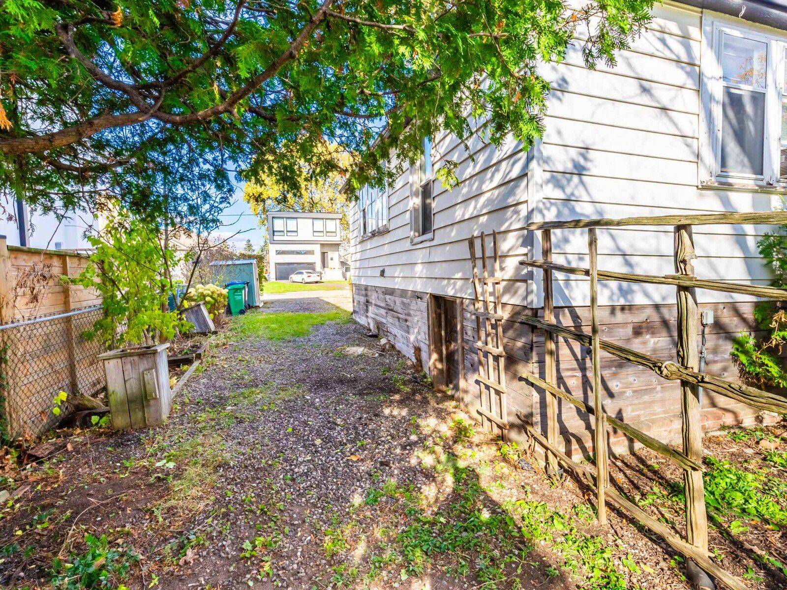 Mississauga, ON L5E 1A8,936 First ST