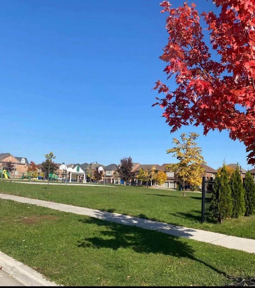 Brampton, ON L6Y 0Z8,109 George Robinson DR