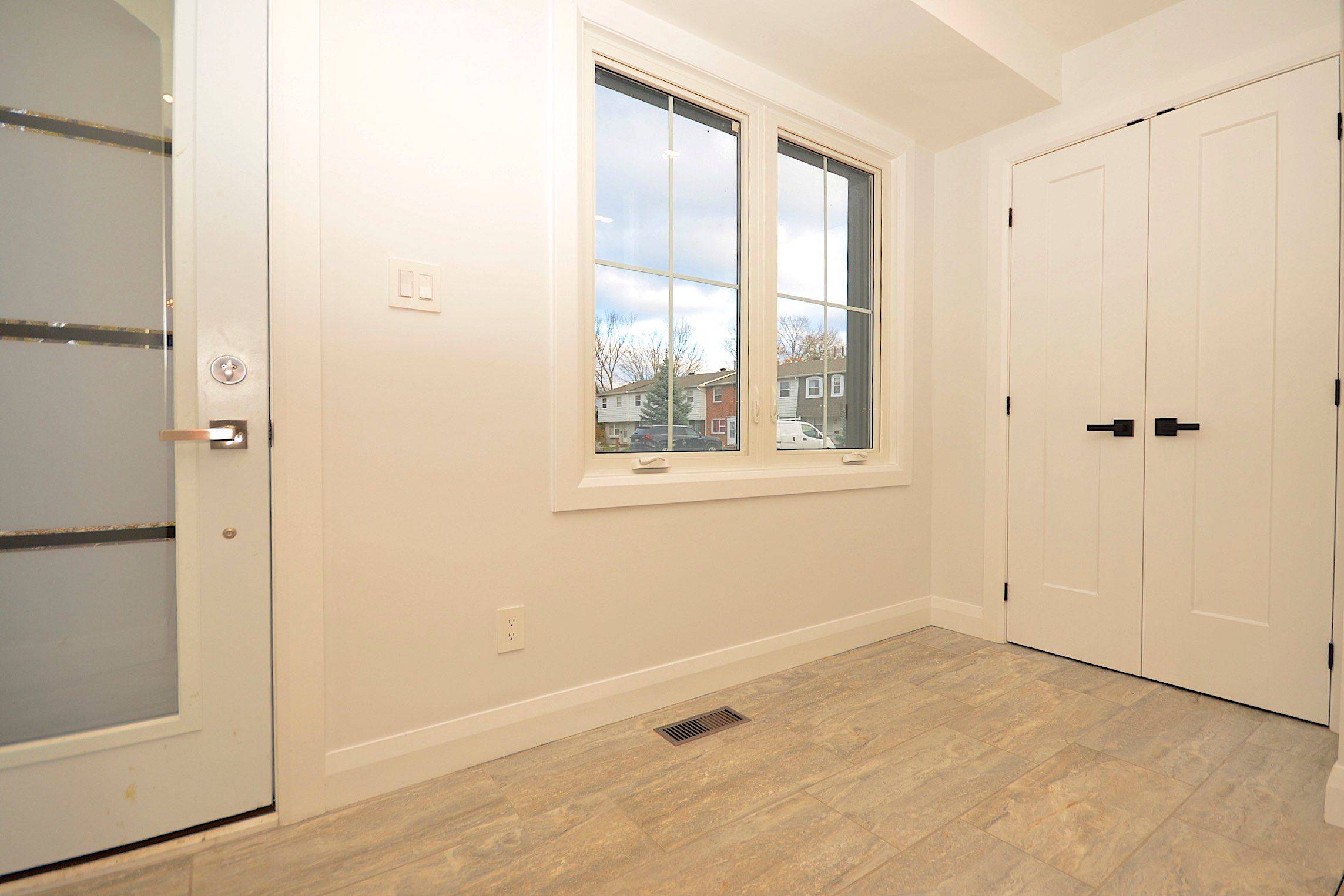 Overbrook - Castleheights And Area, ON K1K 2E9,660 Hochelaga ST #26