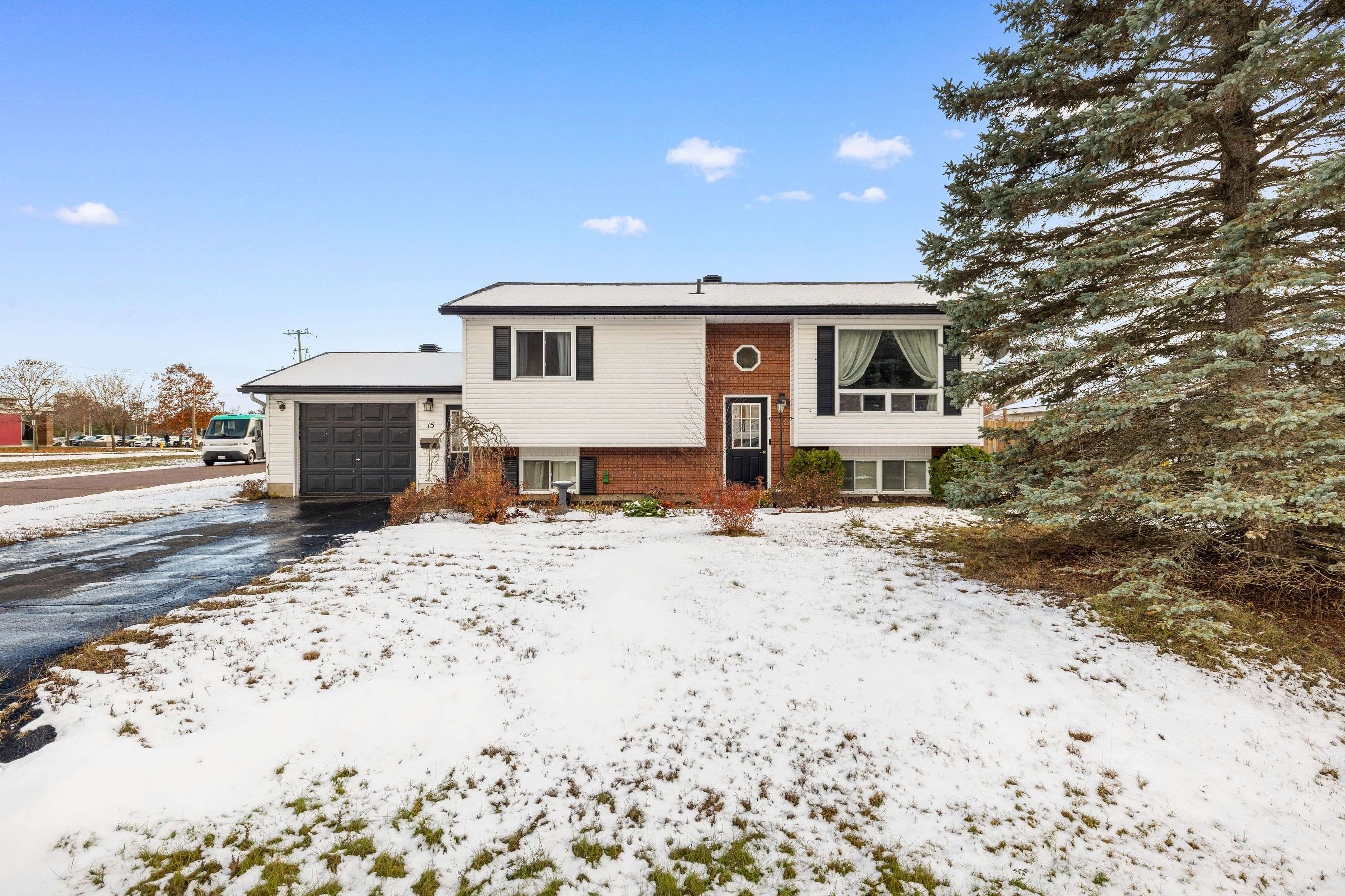 Petawawa, ON K8H 3M2,15 Dutch DR