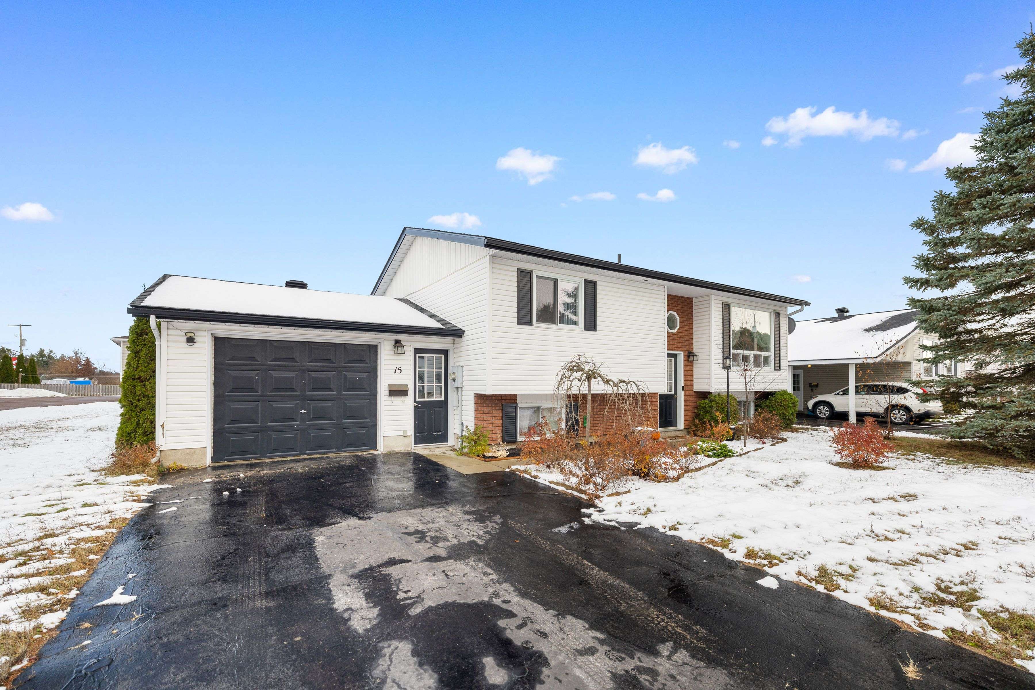 Petawawa, ON K8H 3M2,15 Dutch DR