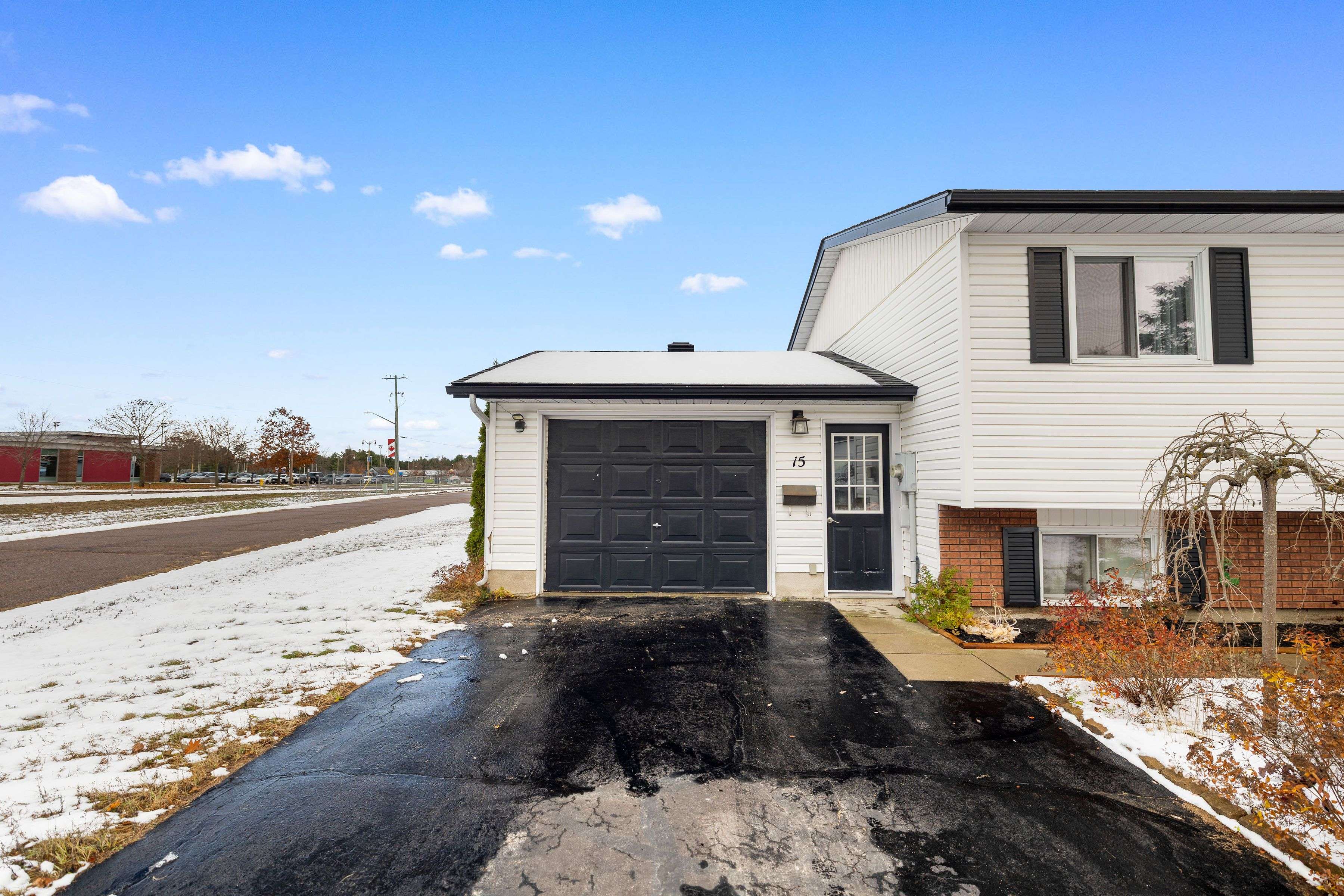 Petawawa, ON K8H 3M2,15 Dutch DR