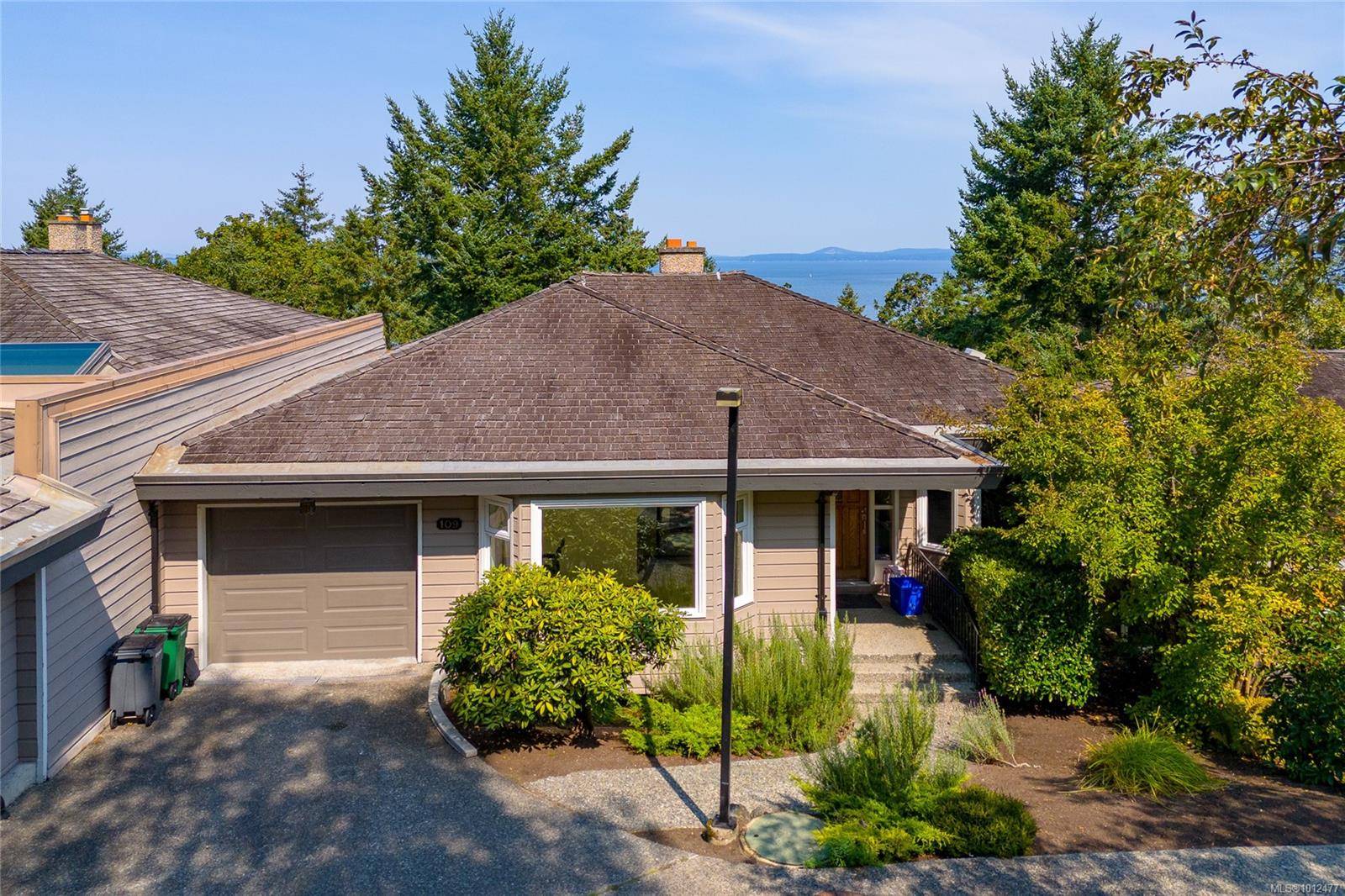 Saanich, BC V8N 5X5,2829 Arbutus Rd #109