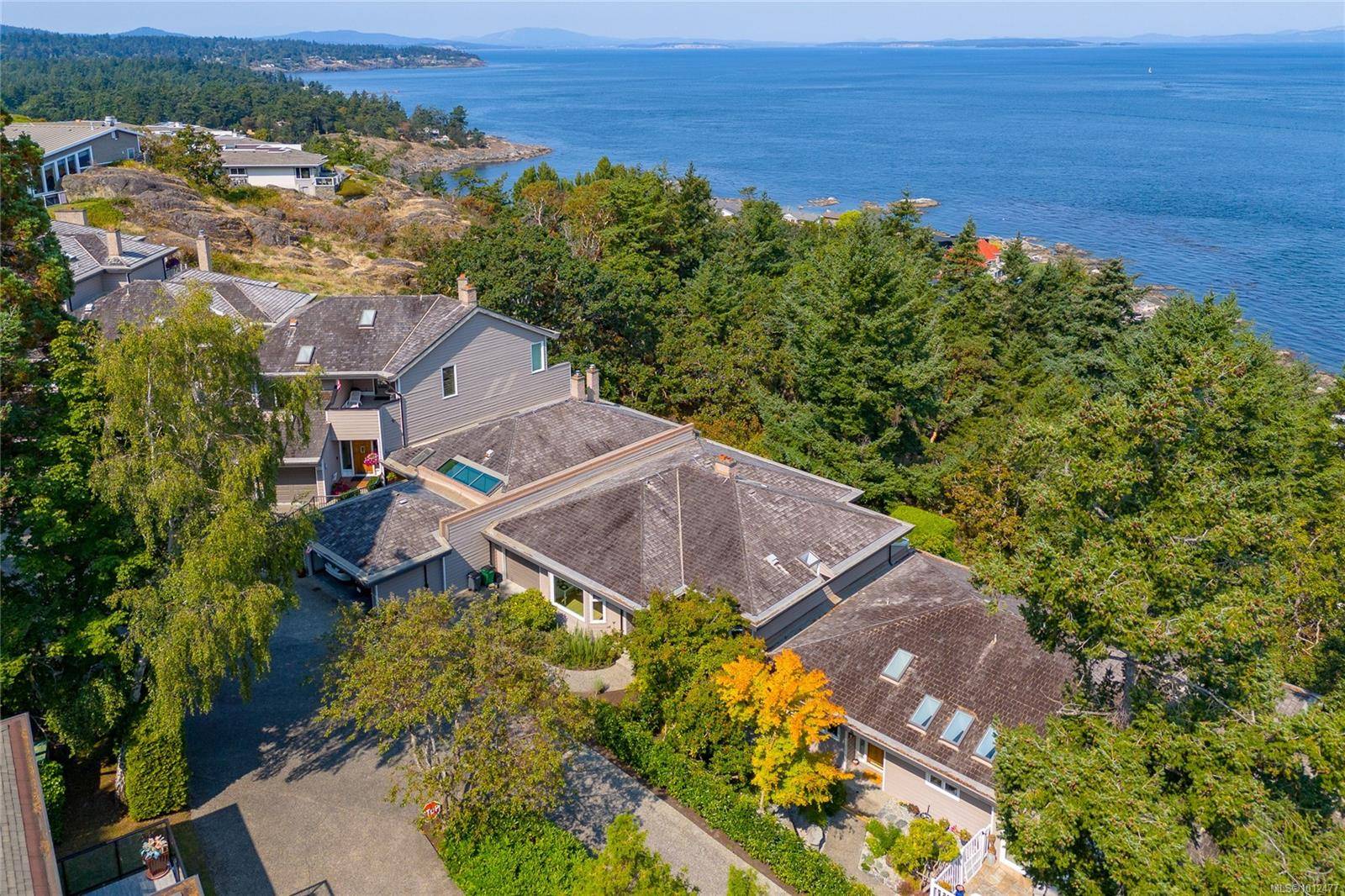 Saanich, BC V8N 5X5,2829 Arbutus Rd #109