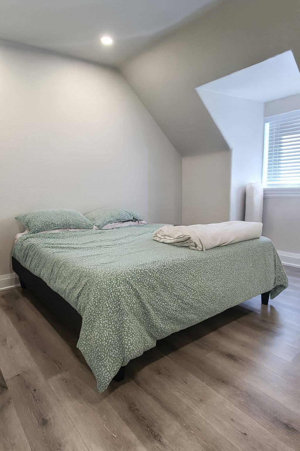 Ottawa Centre, ON K2P 0H4,12 SOMERSET ST W #3